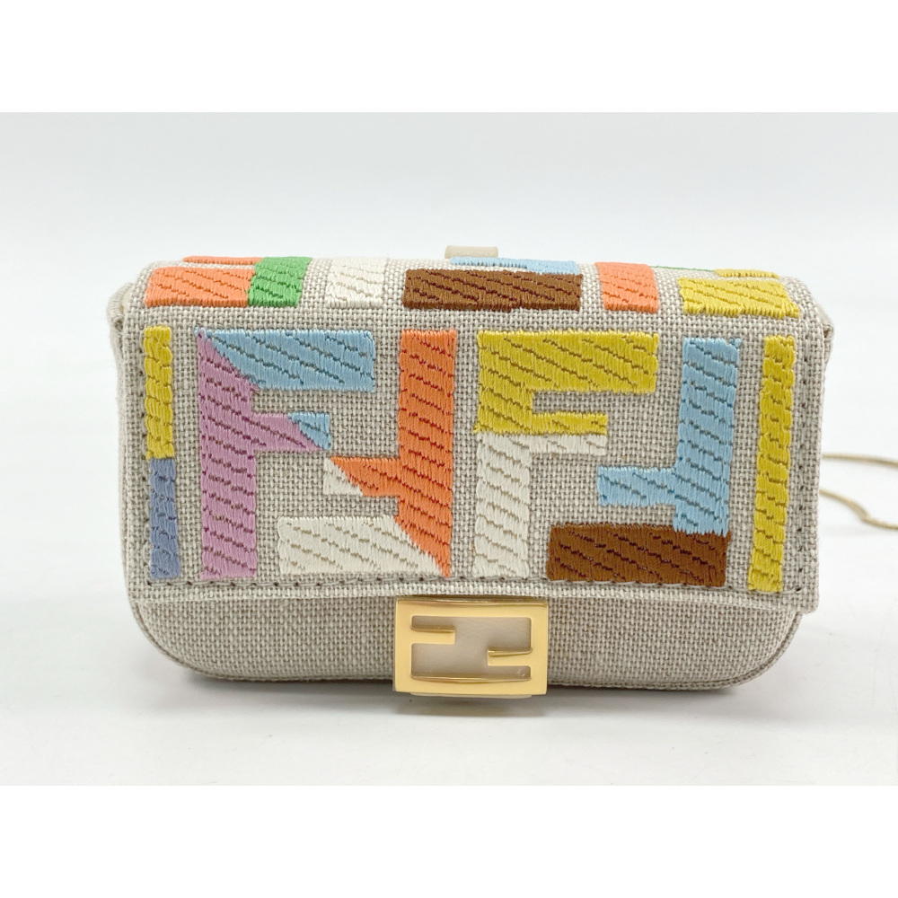 Fendi マルチカラー ナノバゲットキャンバスチャーム