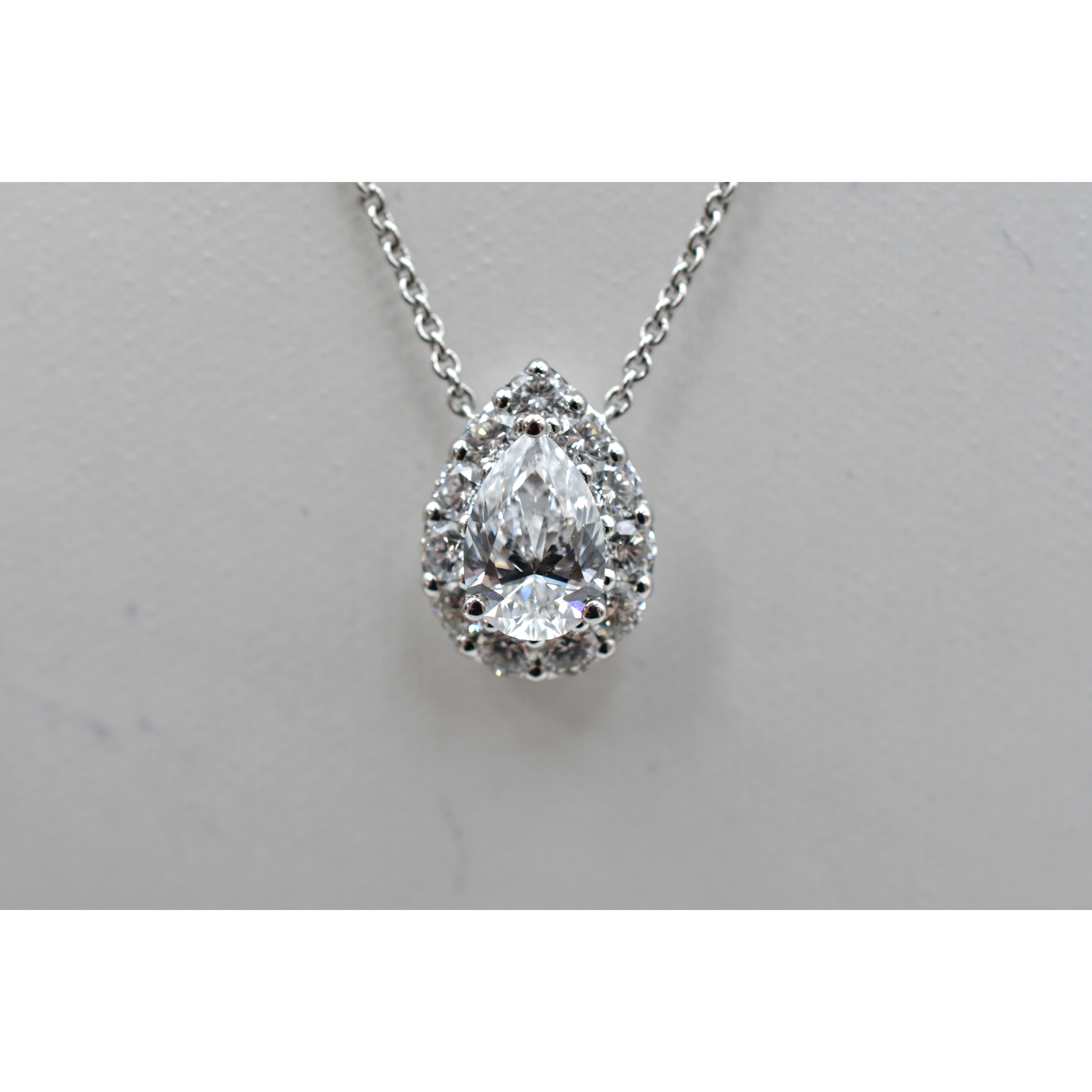 グラフ アイコンペアシェイプ ダイヤネックレス 0.90 Au750WG D/VS1