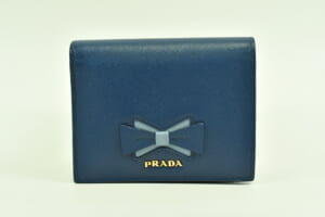 プラダ サフィアーノ 二つ折財布 リボンモチーフ ブルー レザー 1MV204_2B7S_F0RAU 買取実績【買取日：2025年9月17日】