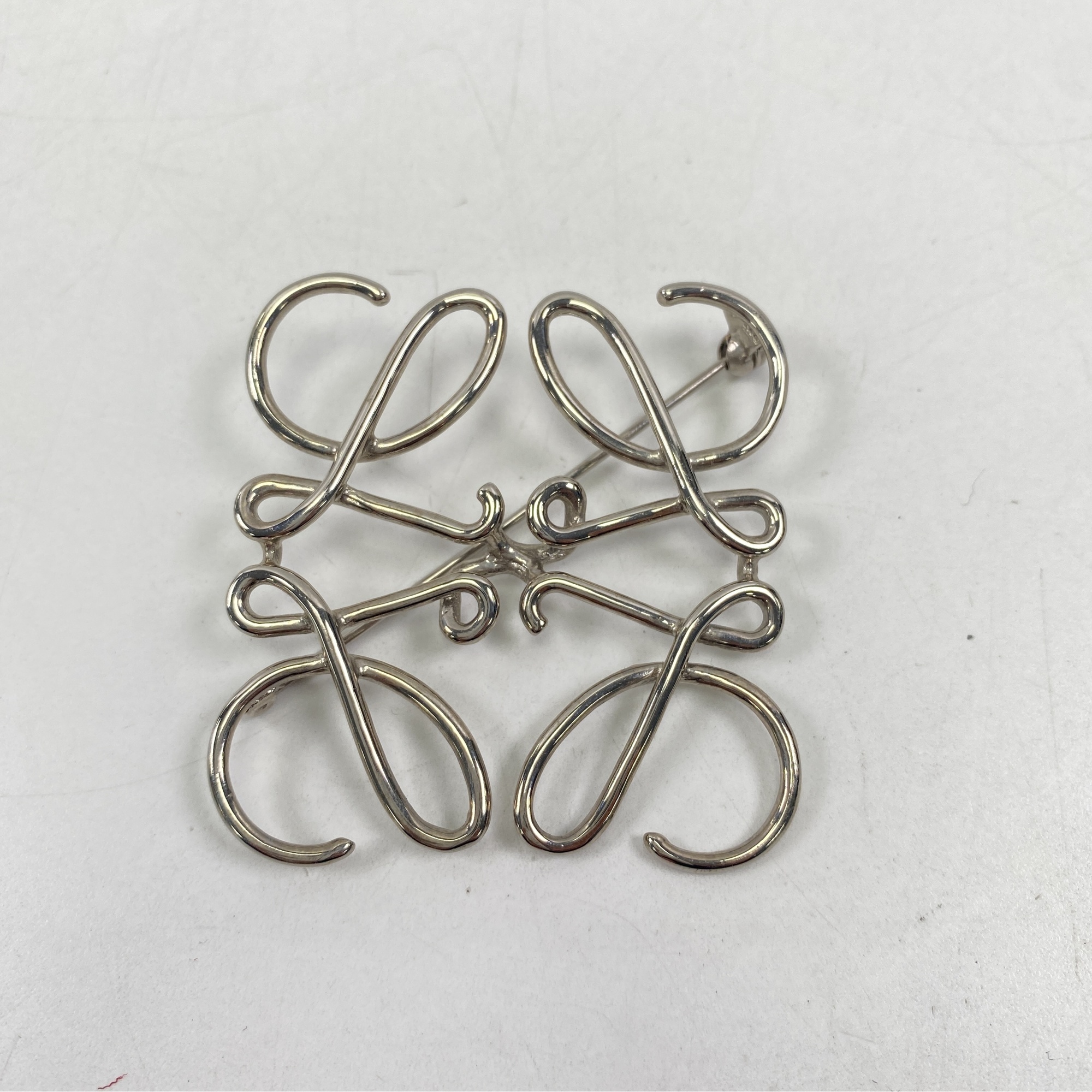 ロエベ アナグラム ブローチ シルバー Bランク