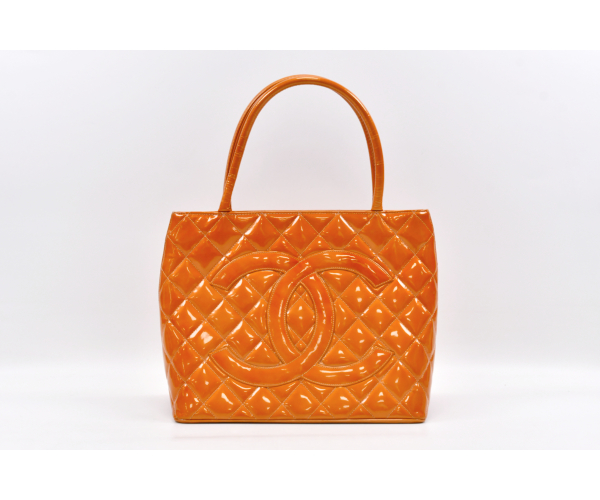 CHANEL オレンジ トートバッグ シャネル 復刻トート トートバッグ オレンジ エナメル シルバー
