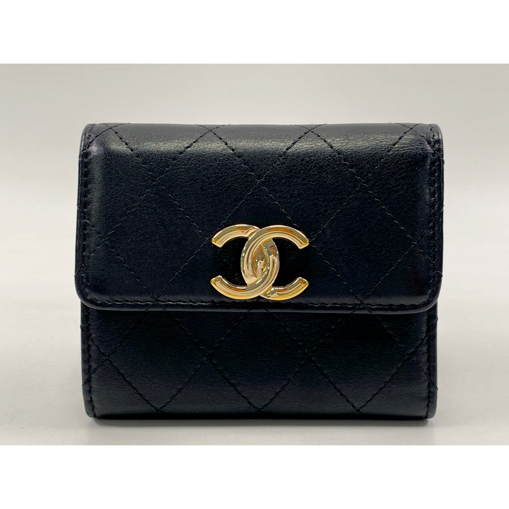 シャネル マトラッセ 三つ折り財布 黒 カーフスキン GD金具 Bランク