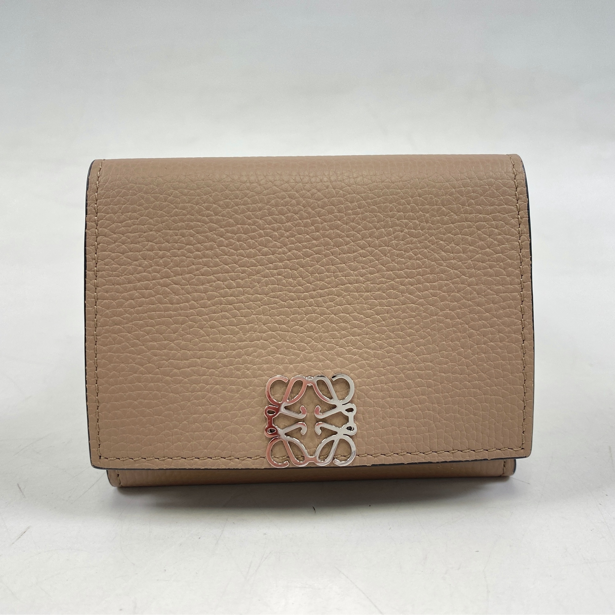 ロエベ アナグラム トライフォールド ウォレット ベージュ レザー ABランク