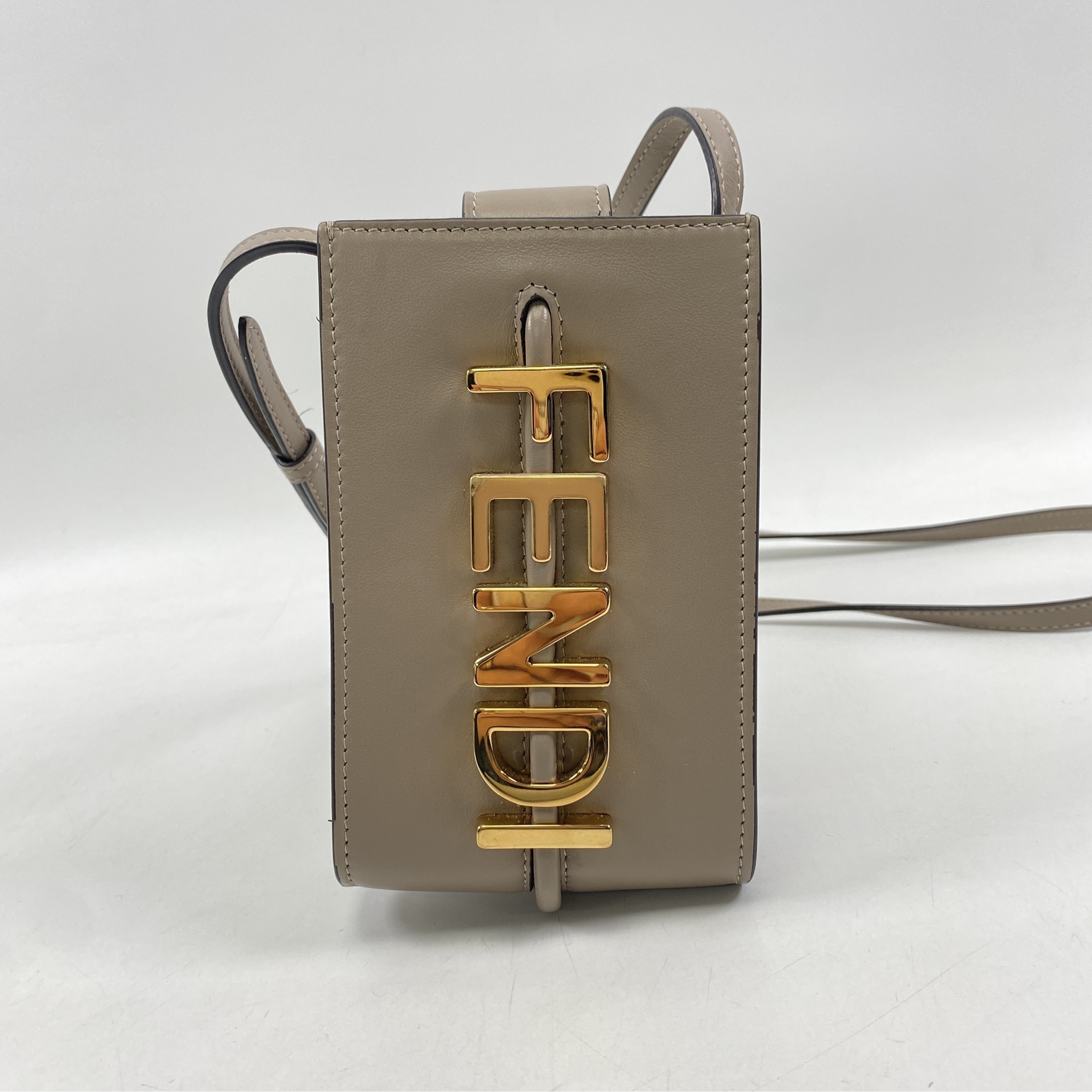 フェンディ ロゴ フォーンポーチ ベージュ レザー Bランク