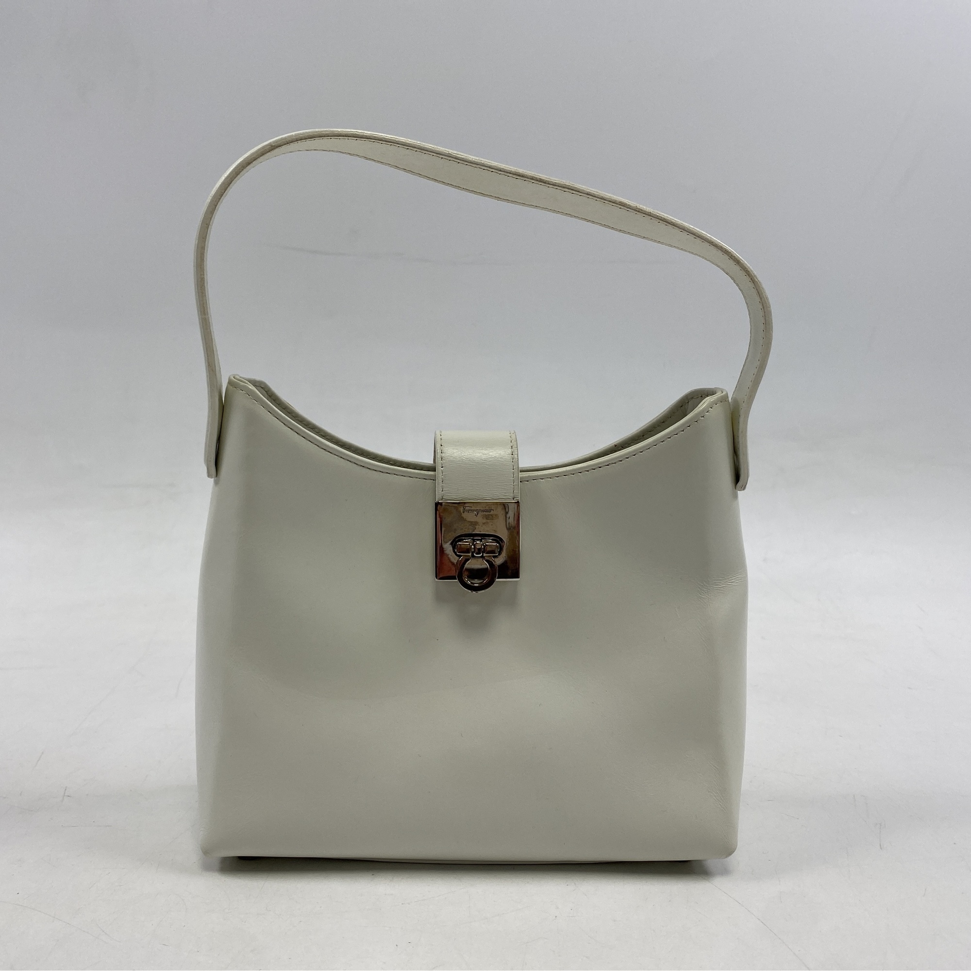 サルヴァトーレ フェラガモ ガンチーニ ハンドバッグ 白 レザー 買取