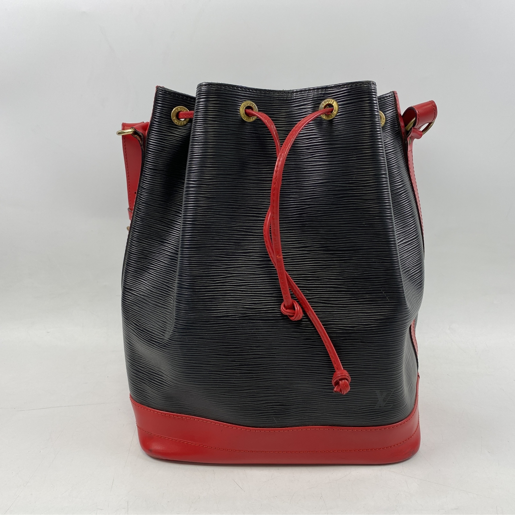 ルイ・ヴィトン エピ ノエ ショルダーバッグ ノワール×カスティリアンレッド Bランク