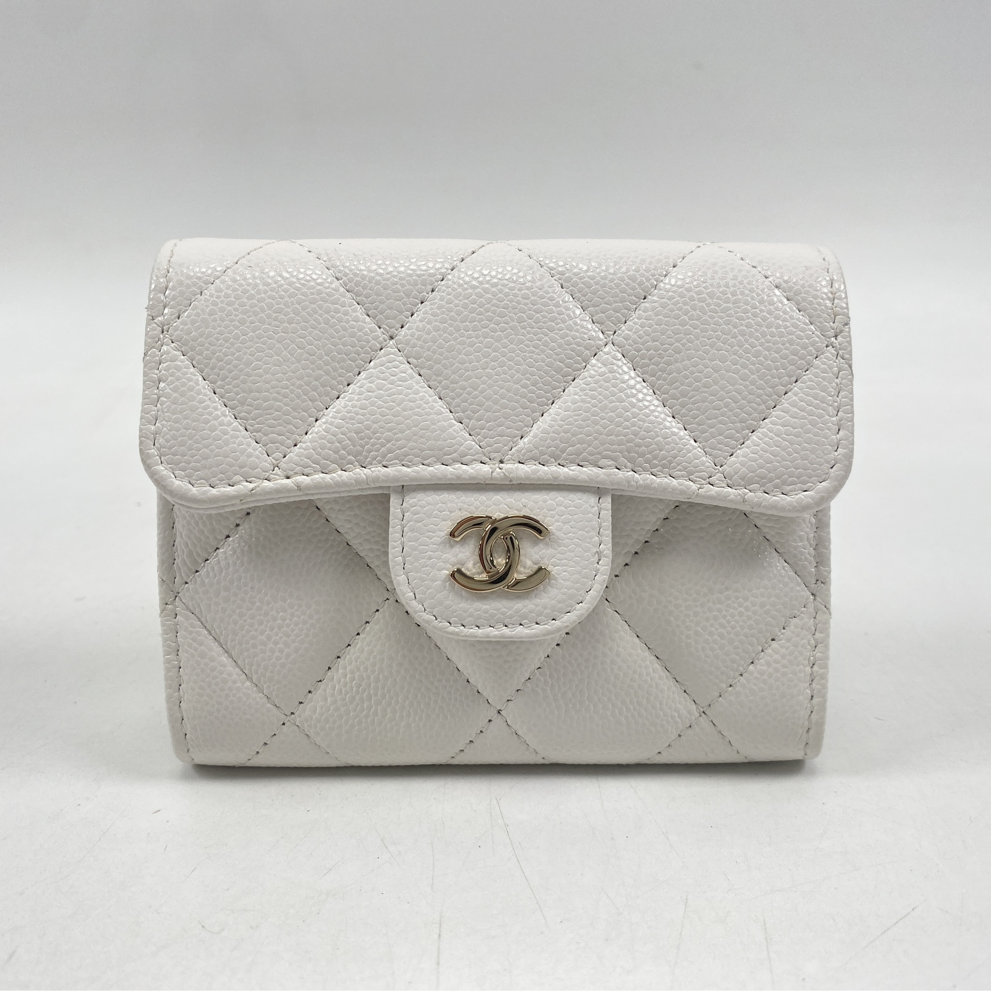 シャネル マトラッセチェーンウォレット 白 キャビアスキン GD金具