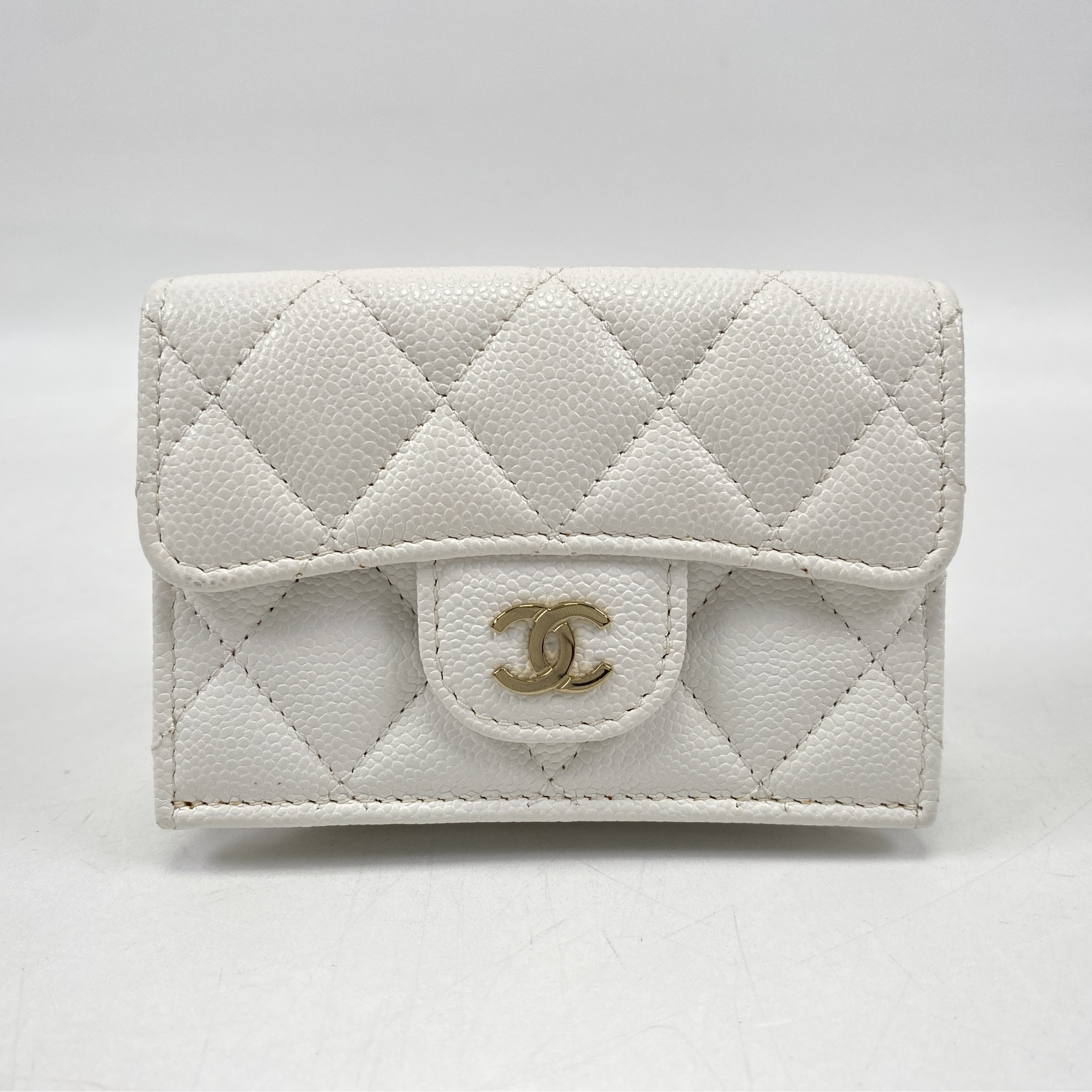 シャネル マトラッセ 三つ折りコンパクトウォレット 白 キャビアスキン GD金具 Bランク
