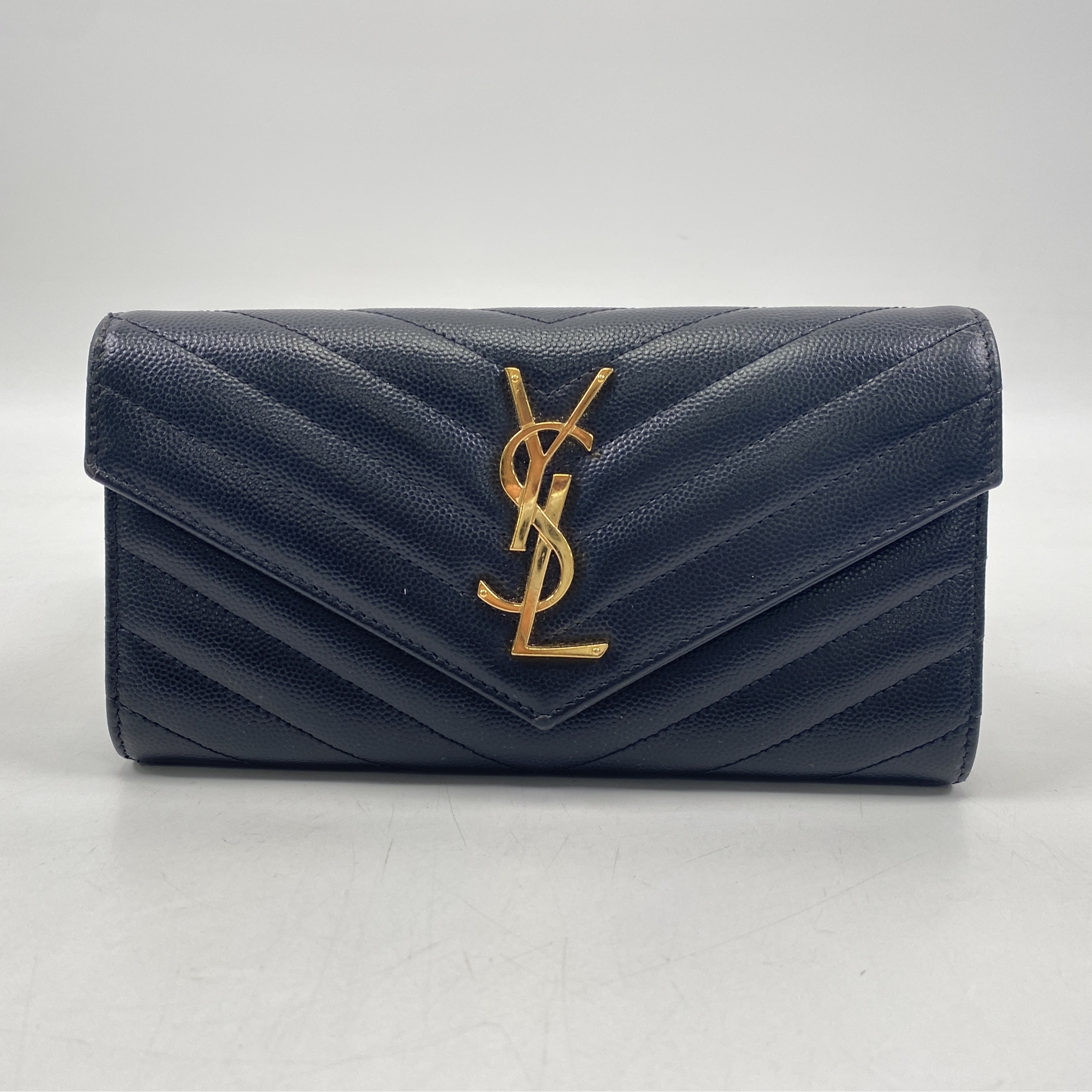 サンローラン カサンドラ Vステッチ 二つ折り長財布 黒 レザー Bランク