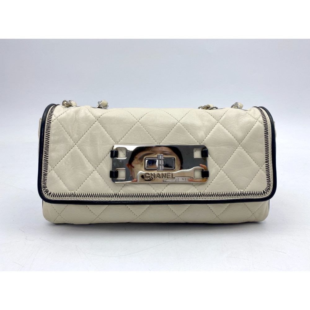 シャネル 2.55 イーストウェスト チェーンショルダーバッグ 白 ラムスキン Bランク