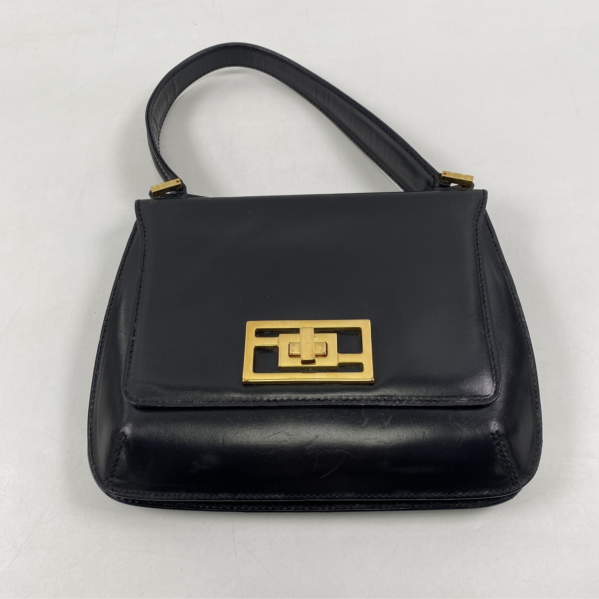 フェンディ ショルダーバッグ 黒 レザー GD金具 ターンロック Bランク