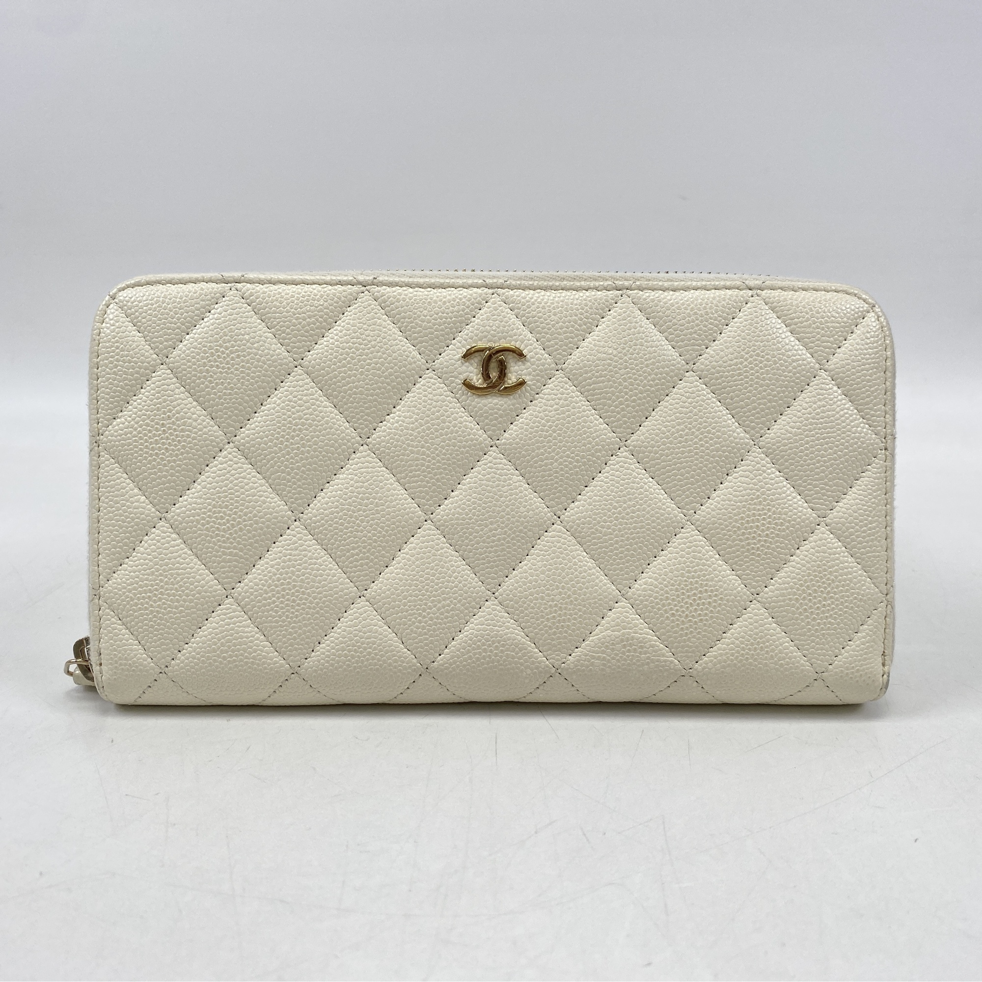 ゆき シャネル ラウンドファスナー 長財布 キャビアスキン レザー シャネル ラウンドファスナー 長財布 キャビアスキン 白 レザー 買取