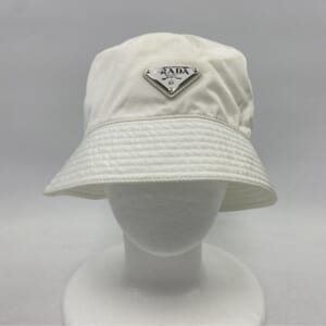 プラダ ロゴプレート バケットハット 白 ナイロン M 1HC137 買取実績【買取日：2026年1月7日】