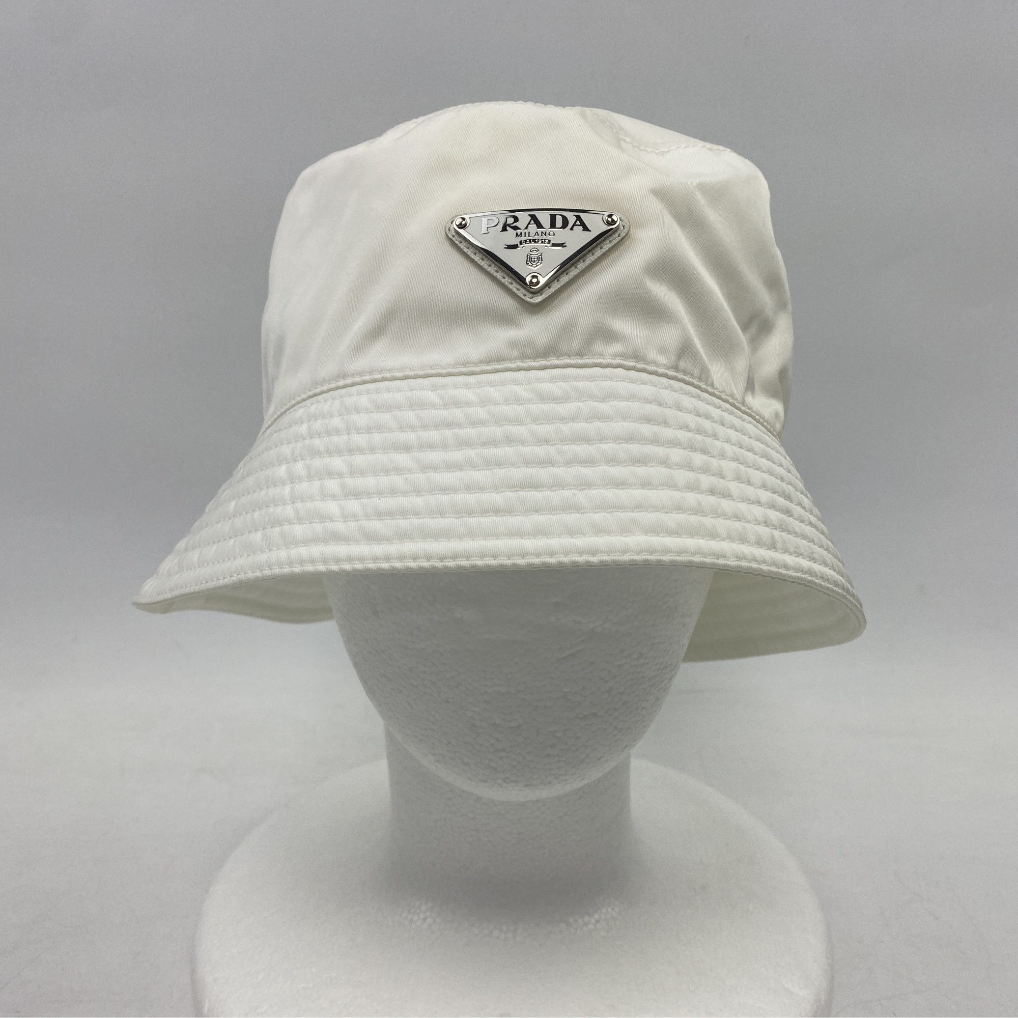 プラダ ロゴプレート バケットハット 白 ナイロン M 1HC137 買取実績