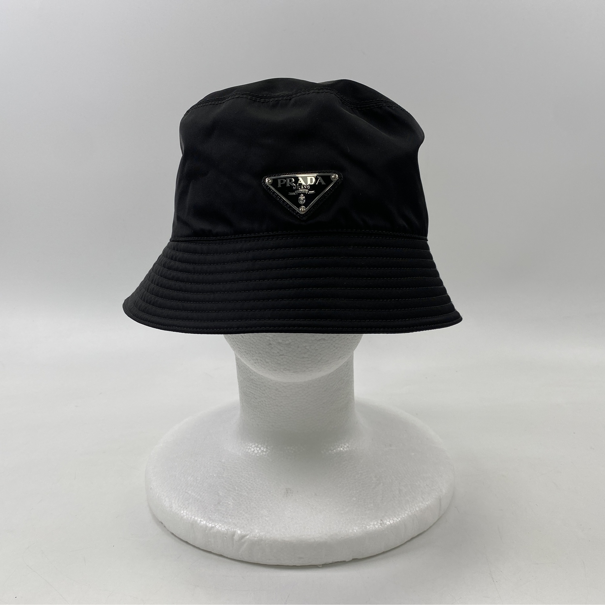 【極美品】プラダ　リナイロン　バケットハット　トライアングル　三角　プレート PRADA（プラダ） トライアングルロゴ リナイロン バケットハット