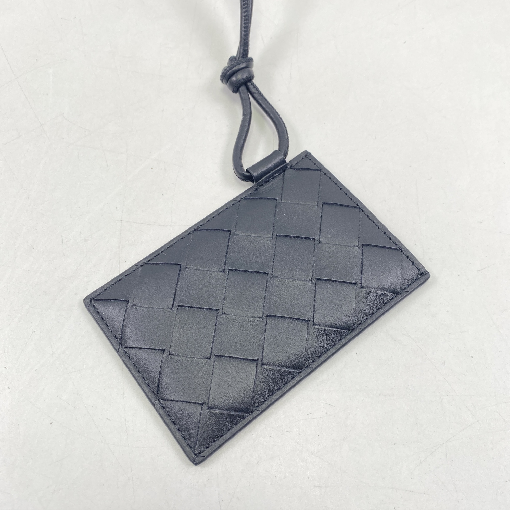 ボッテガヴェネタ イントレチャート IDケース 黒 レザー ネックストラップ付き ABランク