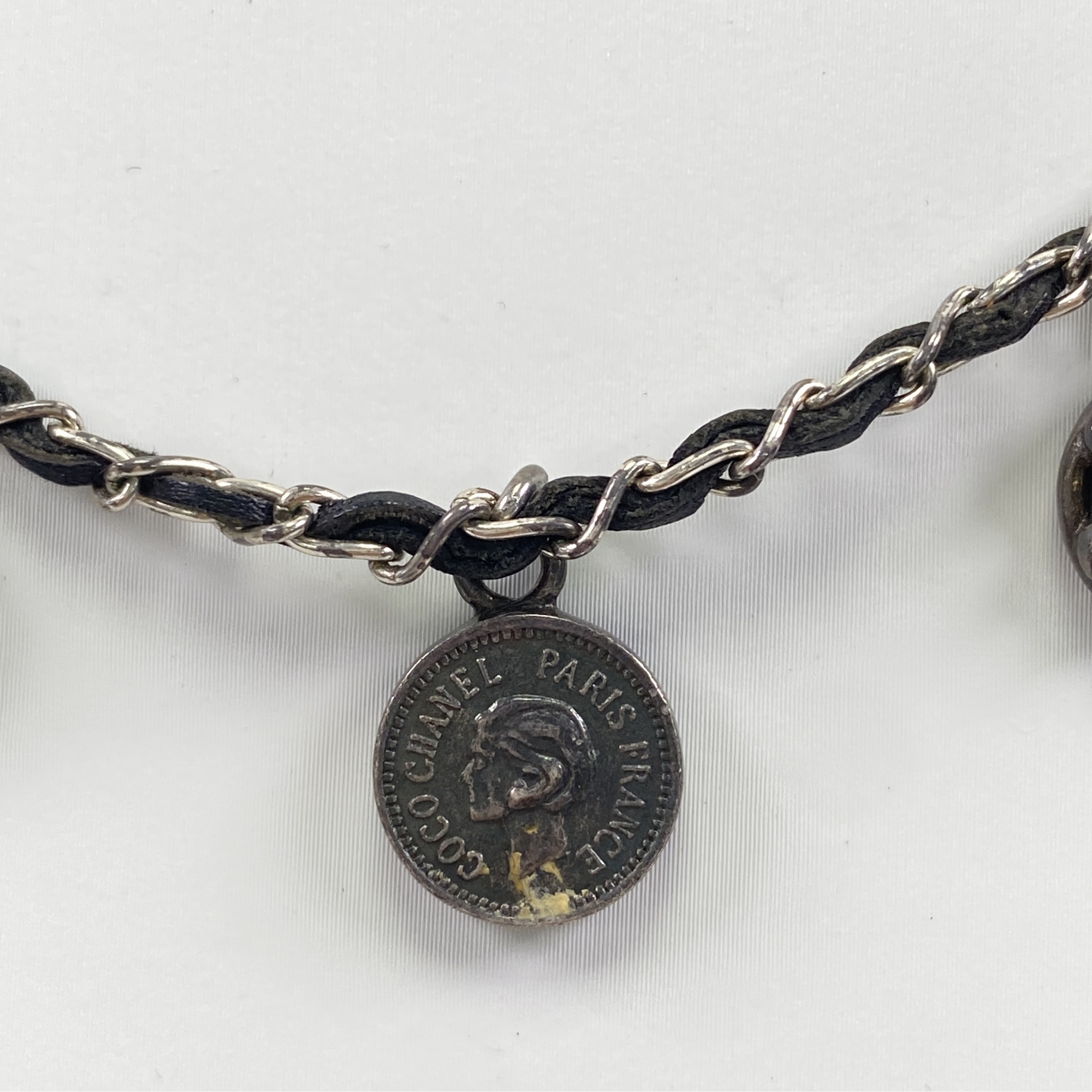 シャネル シャネル マドモアゼル マルチアイコンチャーム レザーチェーン ネックレス 96P Bランク