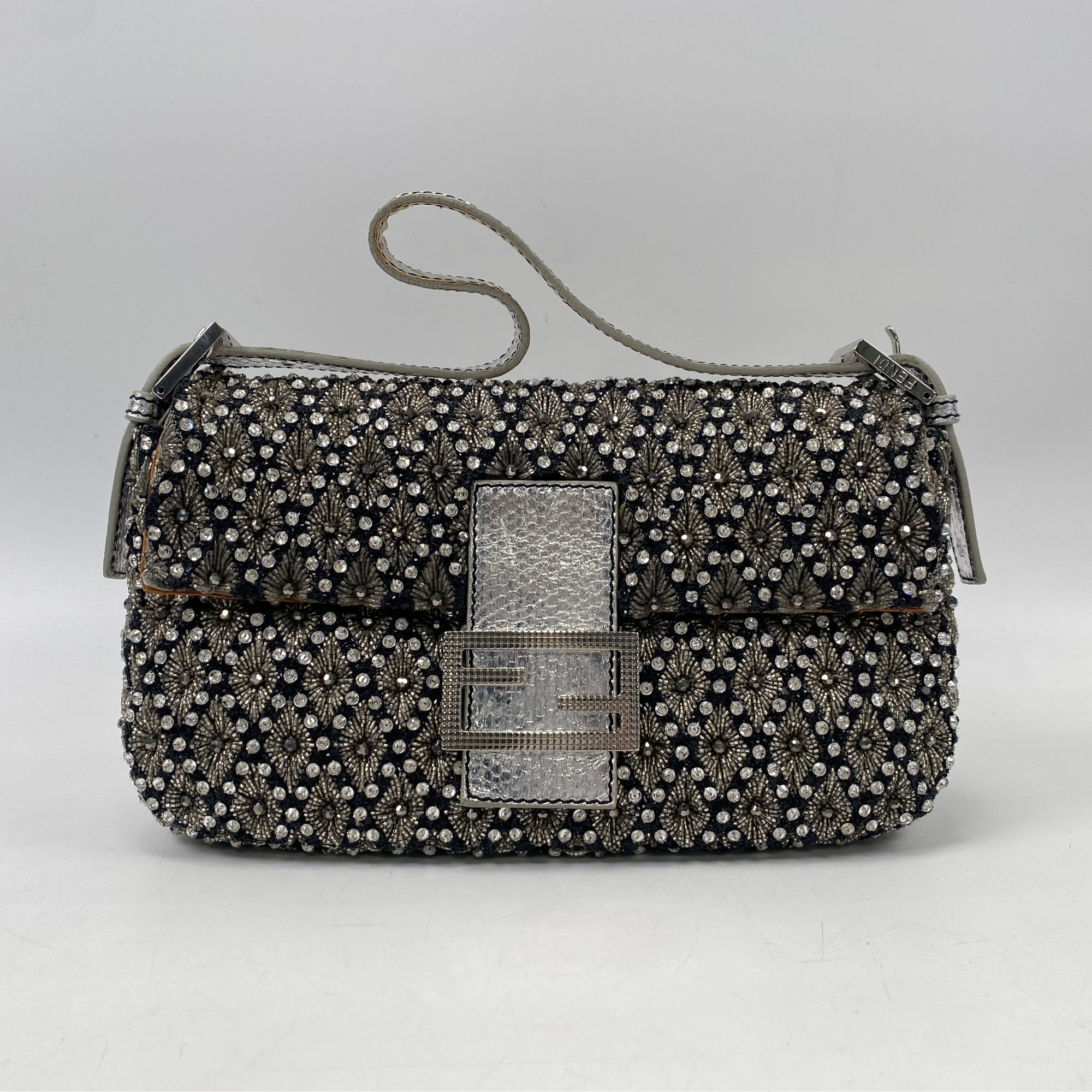 激レア フェンディ マンマバケットハンドバッグ シルバー ガンメタ 中古・古着通販】FENDI (フェンディ) セレリアマンマバケット