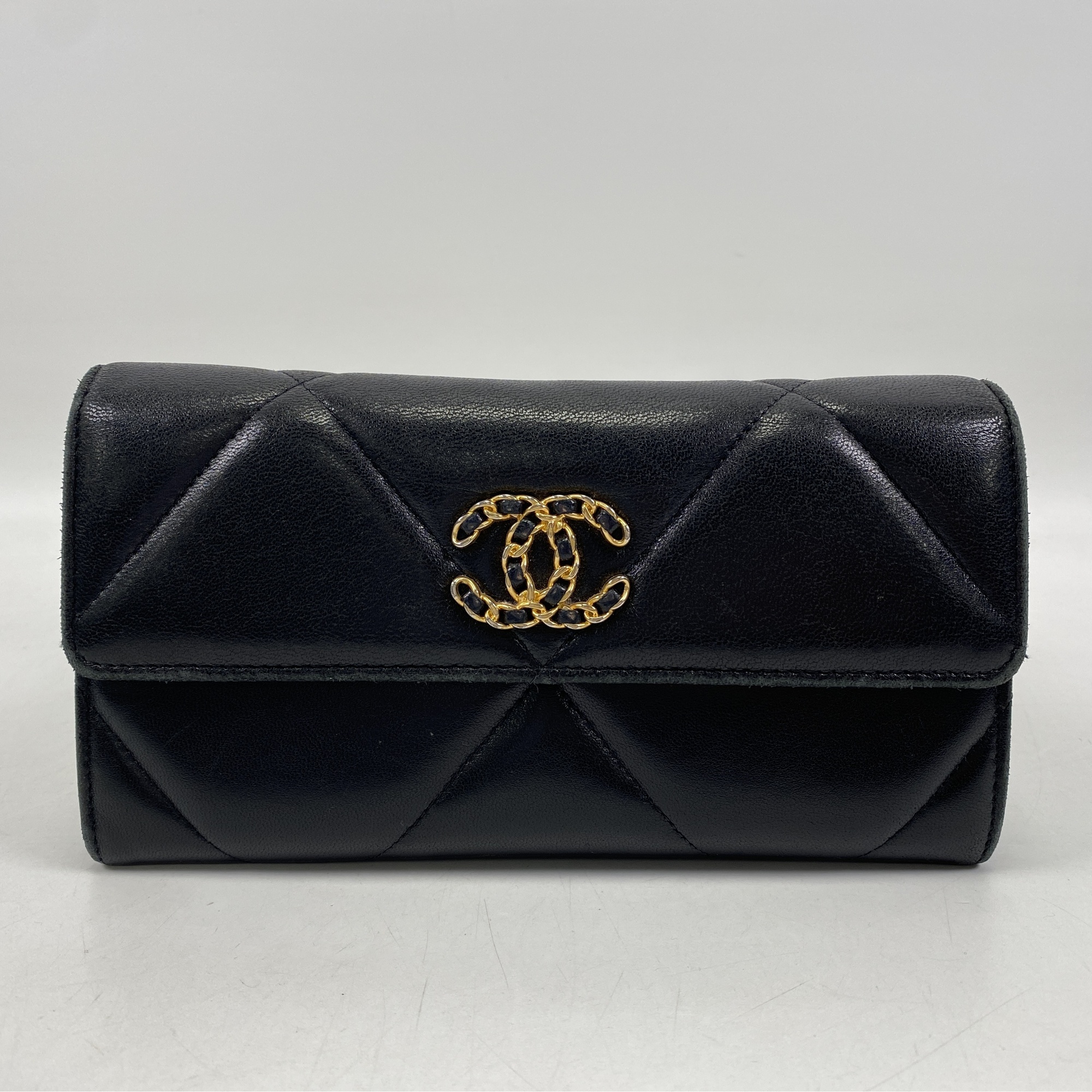 シャネル CHANEL19 長財布 黒 ラムスキン Bランク