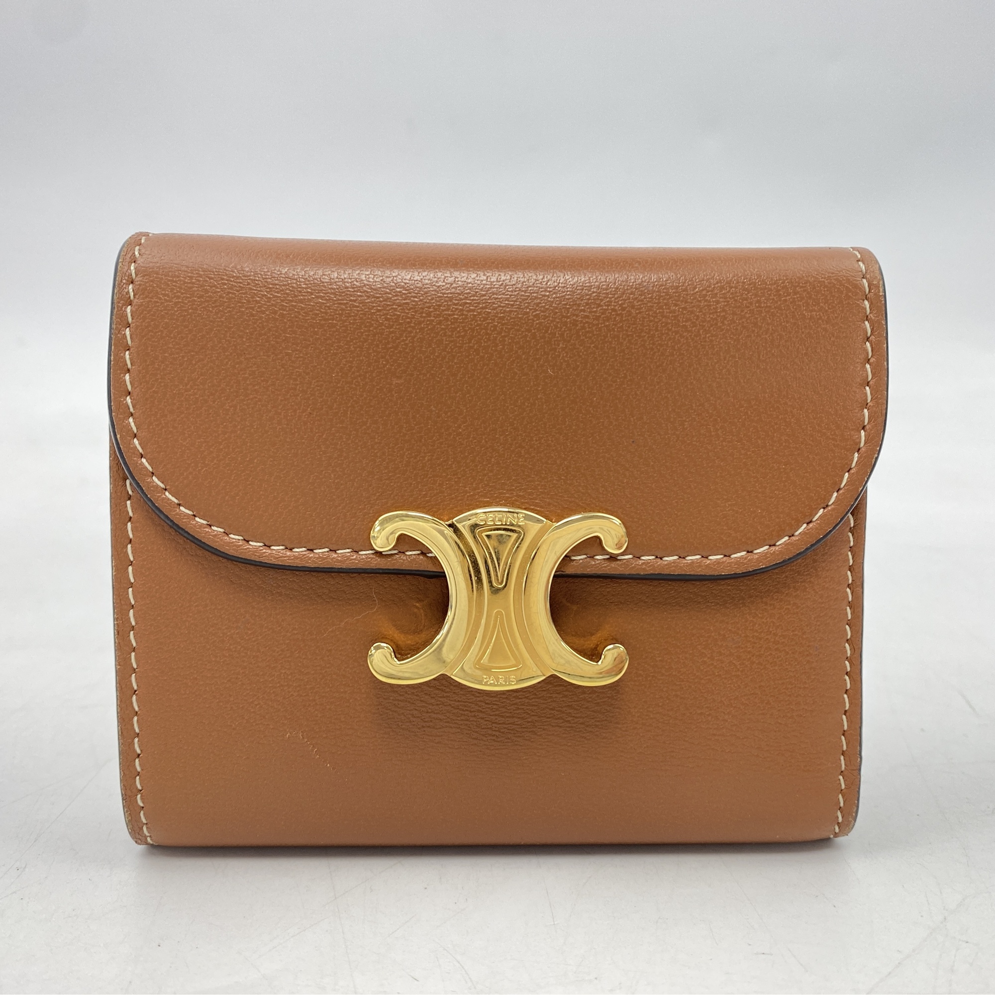 CELINE セリーヌ トリオンフ レザー 三つ折り 財布 ブラウン レザー製三つ折り財布 セリーヌ トリオンフ ブラウン CELINE 【公式通販】