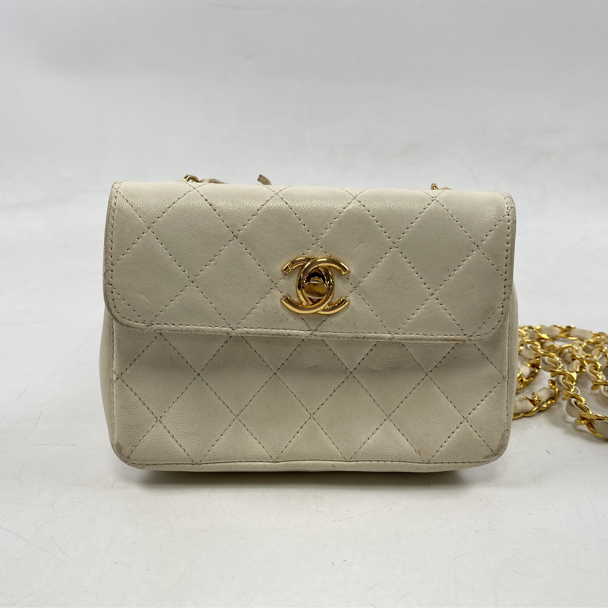 シャネル マトラッセ ミニ チェーンショルダーバッグ 白 GD金具 Bランク