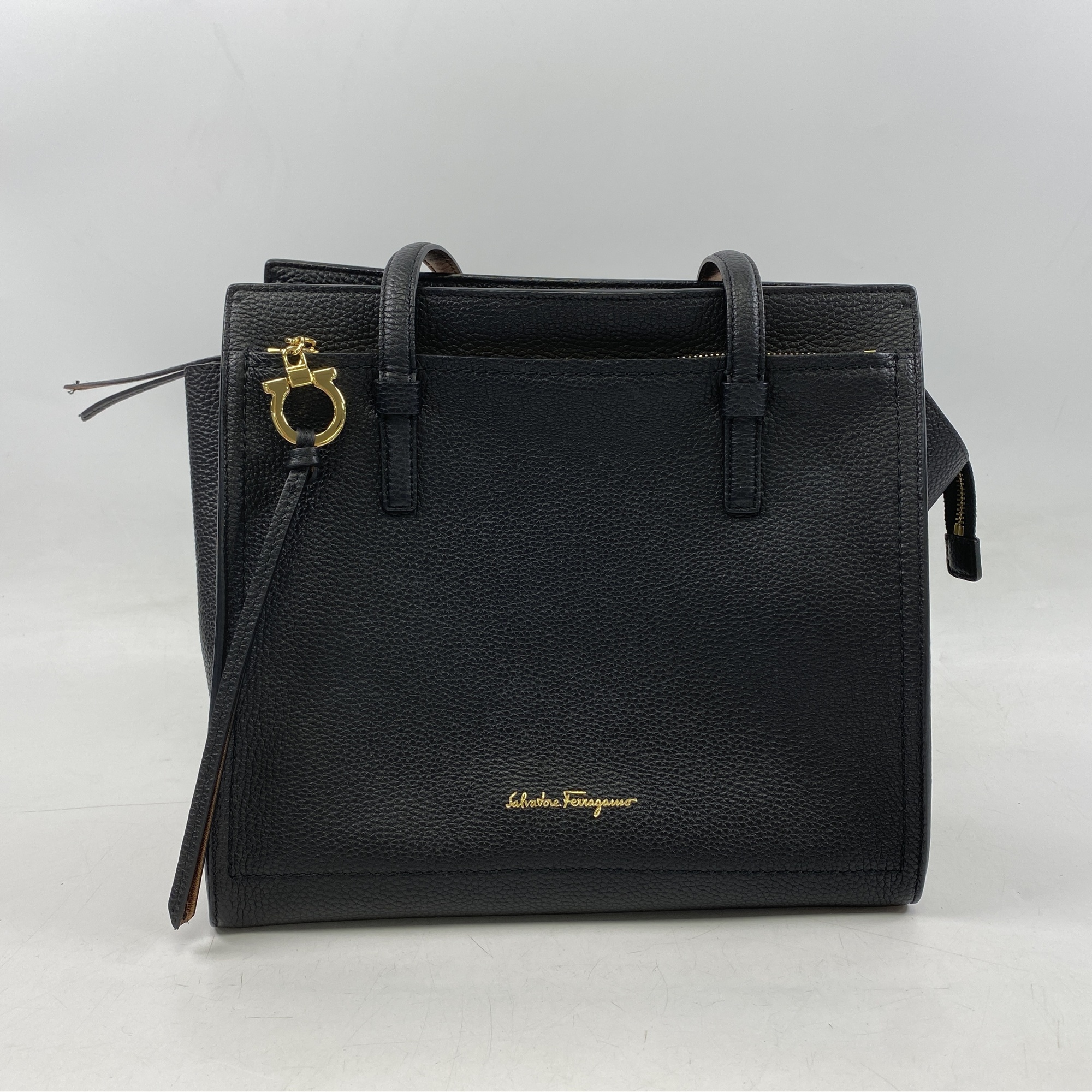未使用　サルヴァトーレフェラガモ FIAMMETTA 8 1/2 箱保存袋付き サルヴァトーレ フェラガモ エイミー トートバッグ 黒 レザー 買取実績