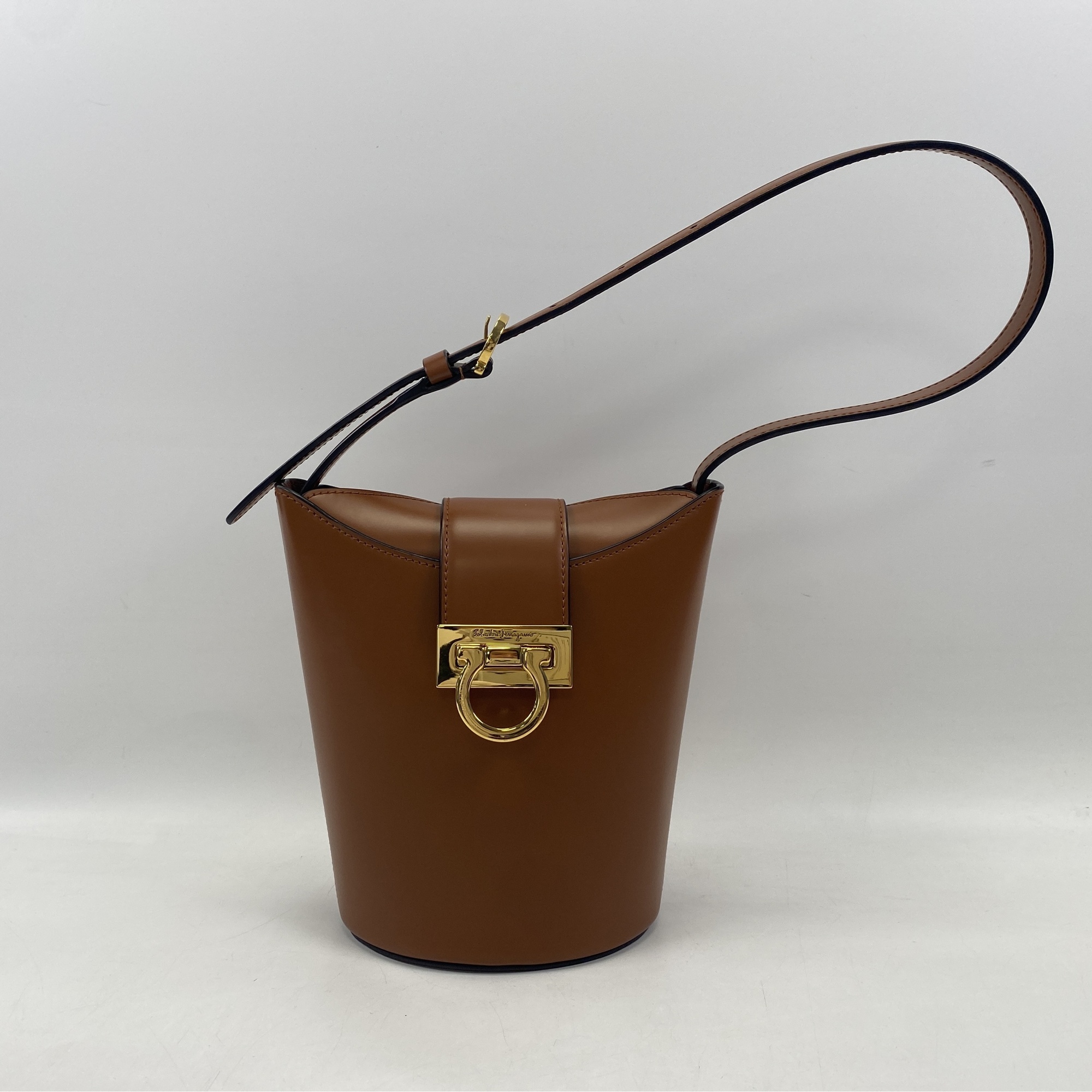 サルヴァトーレ フェラガモ ガンチーニトリフォリオ ショルダーバッグ