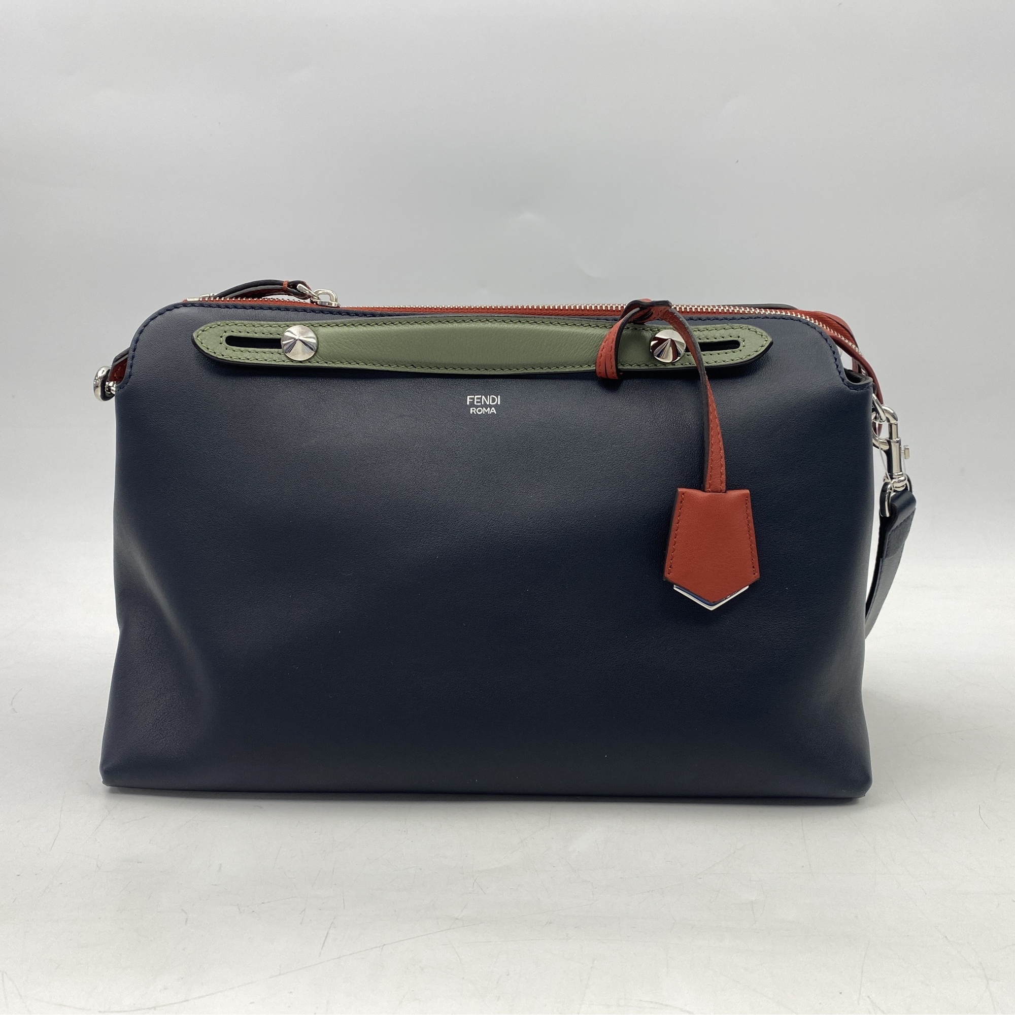 【Y12682】フリーウェイ フェンディ バイザウェイ ラージ トリコロール レザー 8BL125 買取実績