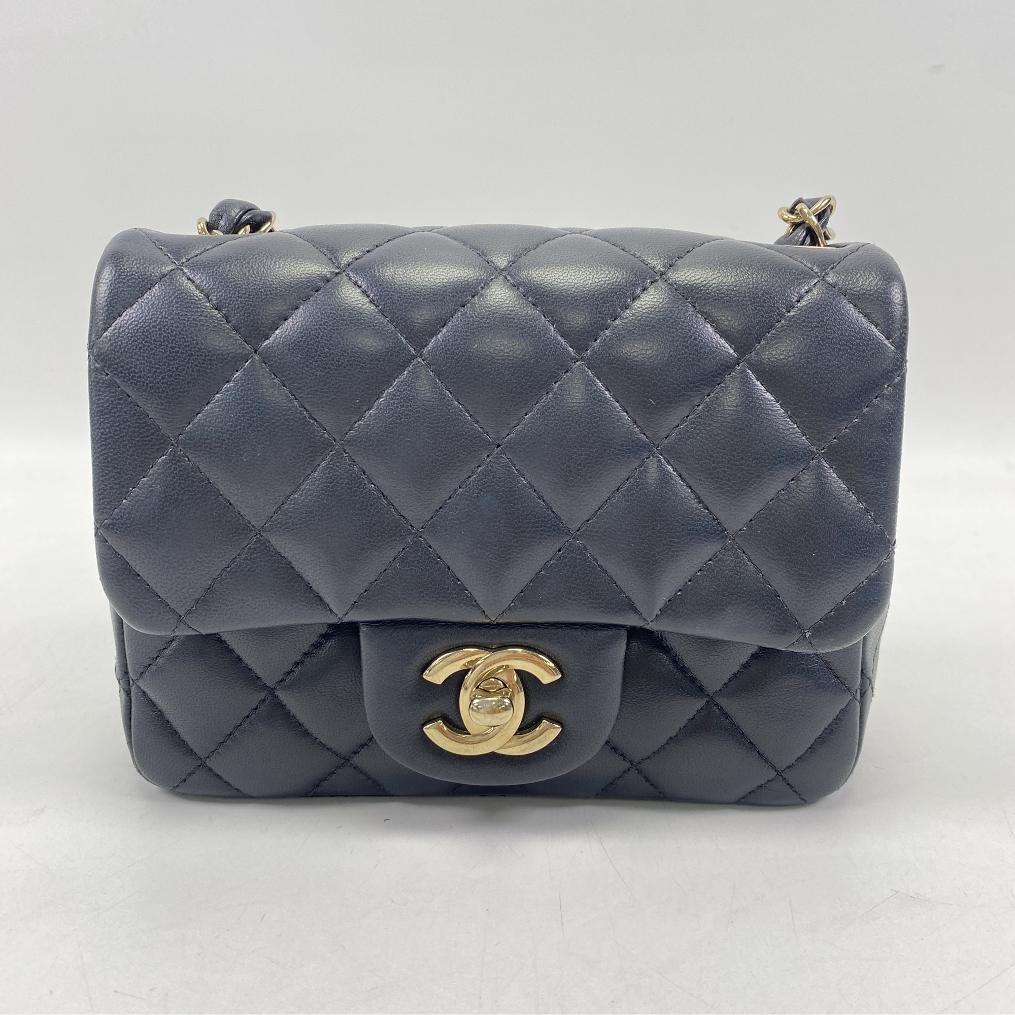CHANEL シャネル バッグ ミニマトラッセ17 チェーンショルダー ブルー/GP ラムスキン ﾊﾞｯｸﾞ A35200 ショルダーバッグ
 ラムスキン /メタル  ブルー レディース【中古】 シャネル ミニマトラッセ17 チェーンショルダーバッグ 黒 ラムスキン