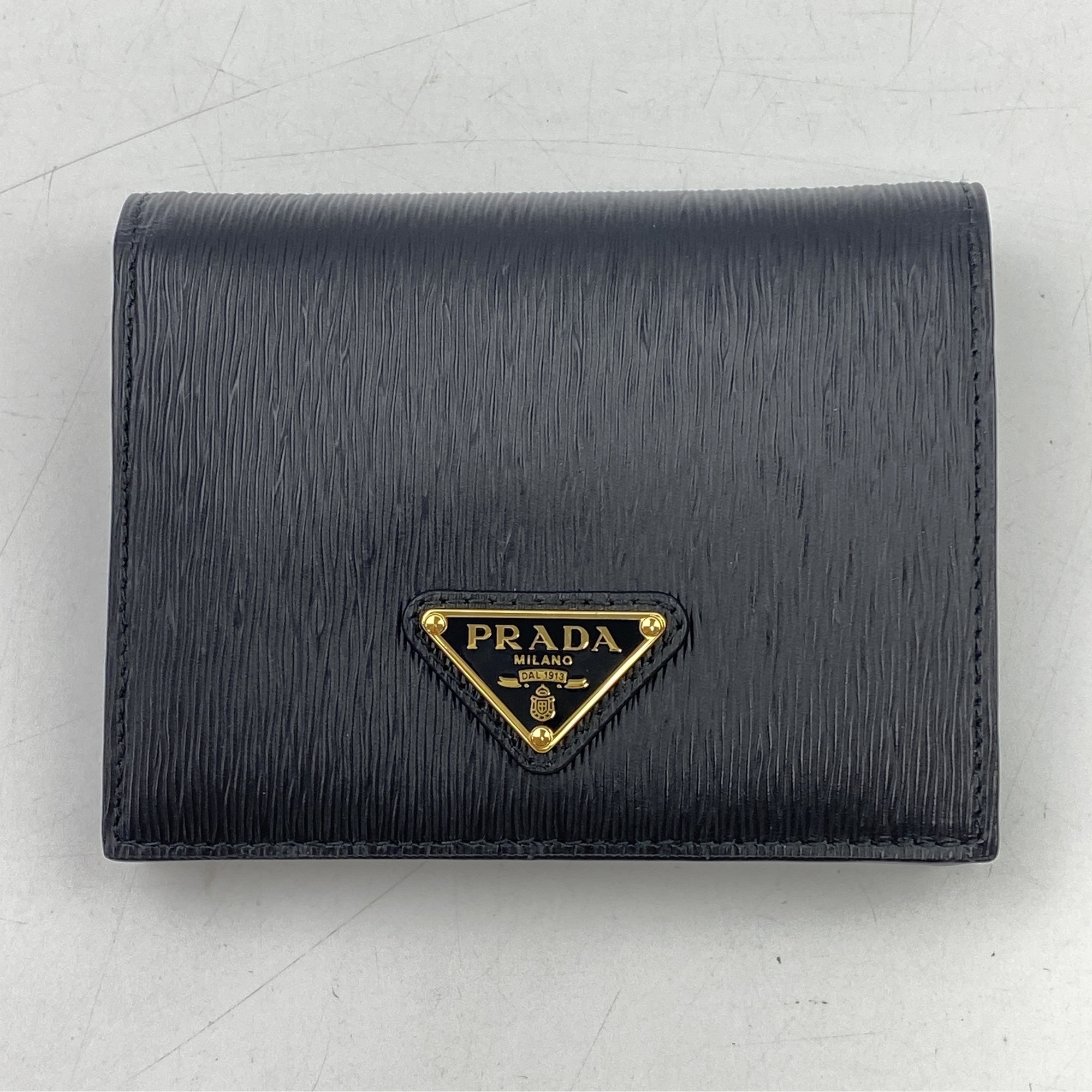 プラダ サフィアーノ 二つ折り財布 黒 レザー Aランク