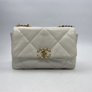 シャネル シャネル19 ミディアム シャイニー ラムスキン 白 GD×SV金具 買取実績【買取日：2025年11月4日】