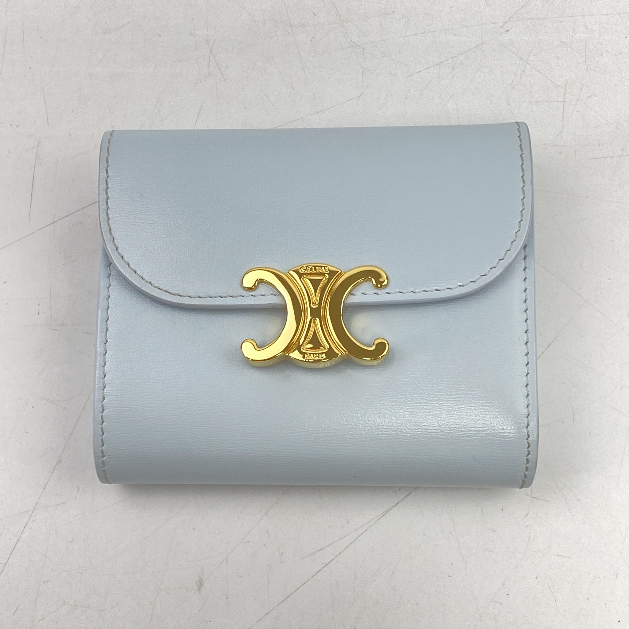 セリーヌ トリオンフ スモールフラップウォレット ライトブルー カーフスキン Bランク