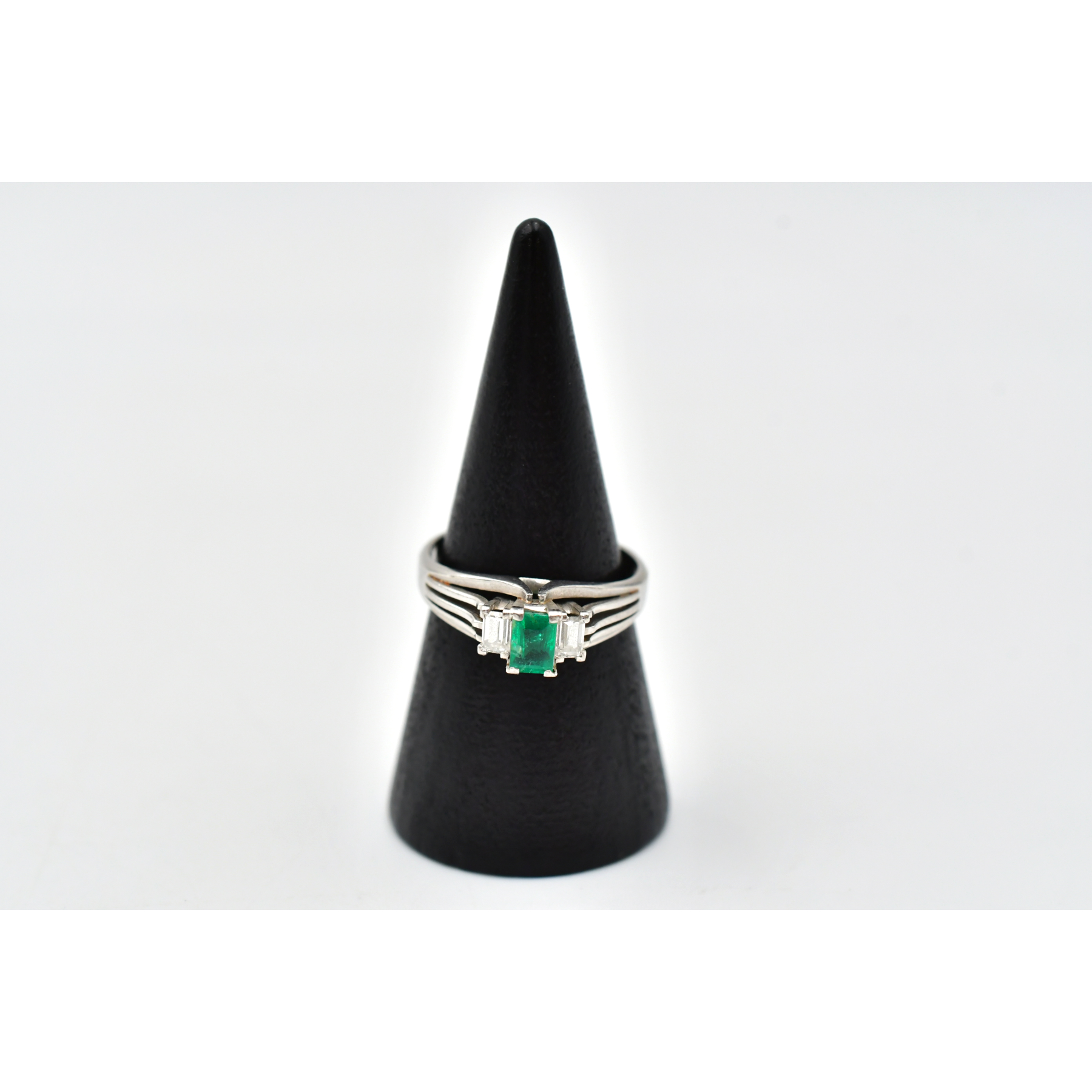 Pt900 メレダイヤ エメラルドリング 0.24ct Bランク