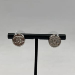 シャネル サークルメタル ココマーク×ロゴモチーフ スタッドピアス シルバー GP B25C ABE860 買取実績【買取日：2026年2月1日】