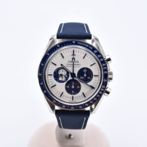 オメガ スピードマスター スヌーピー アワード 50周年記念モデル 白×青文字盤 SS×ナイロン/手巻き 310.32.42.50.02.001