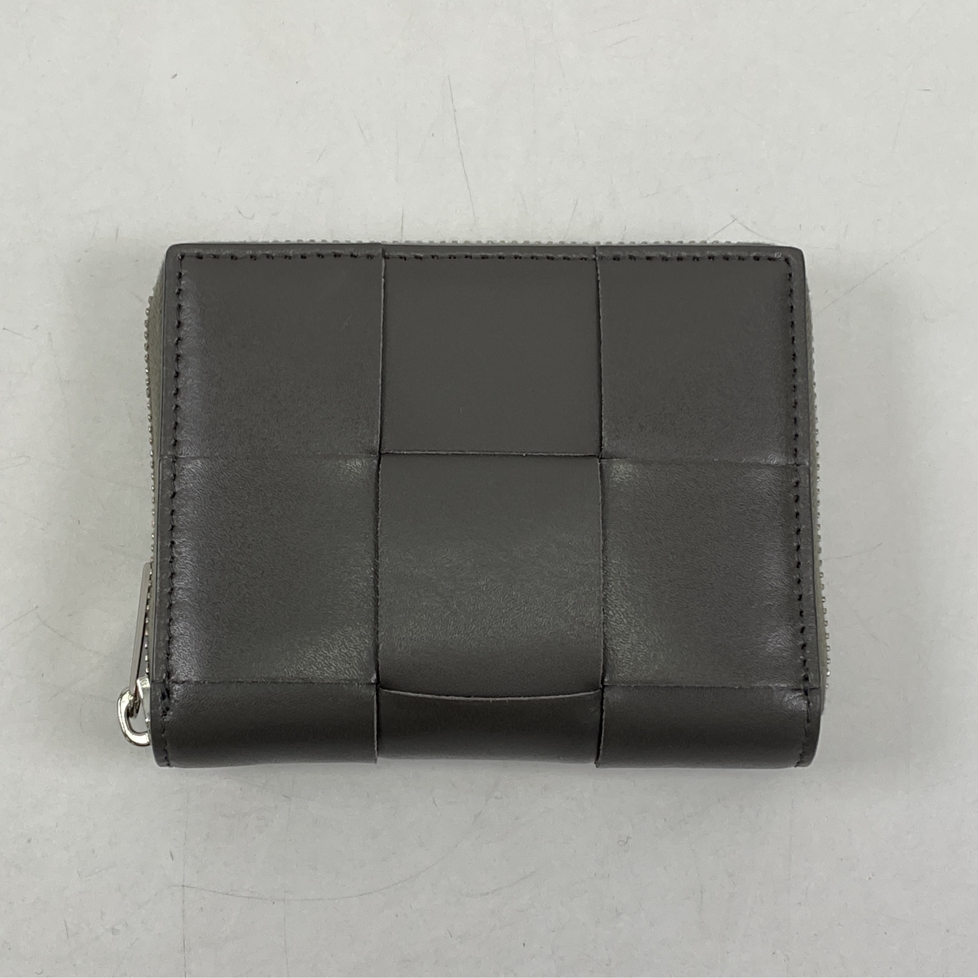 ボッテガヴェネタ マキシイントレチャート ラウンドジップ折り財布 グレー レザー ABランク