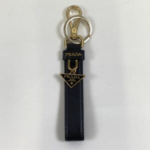 プラダ サフィアーノ トライアングルロゴ チャーム キーリング 黒 レザー 1PP142