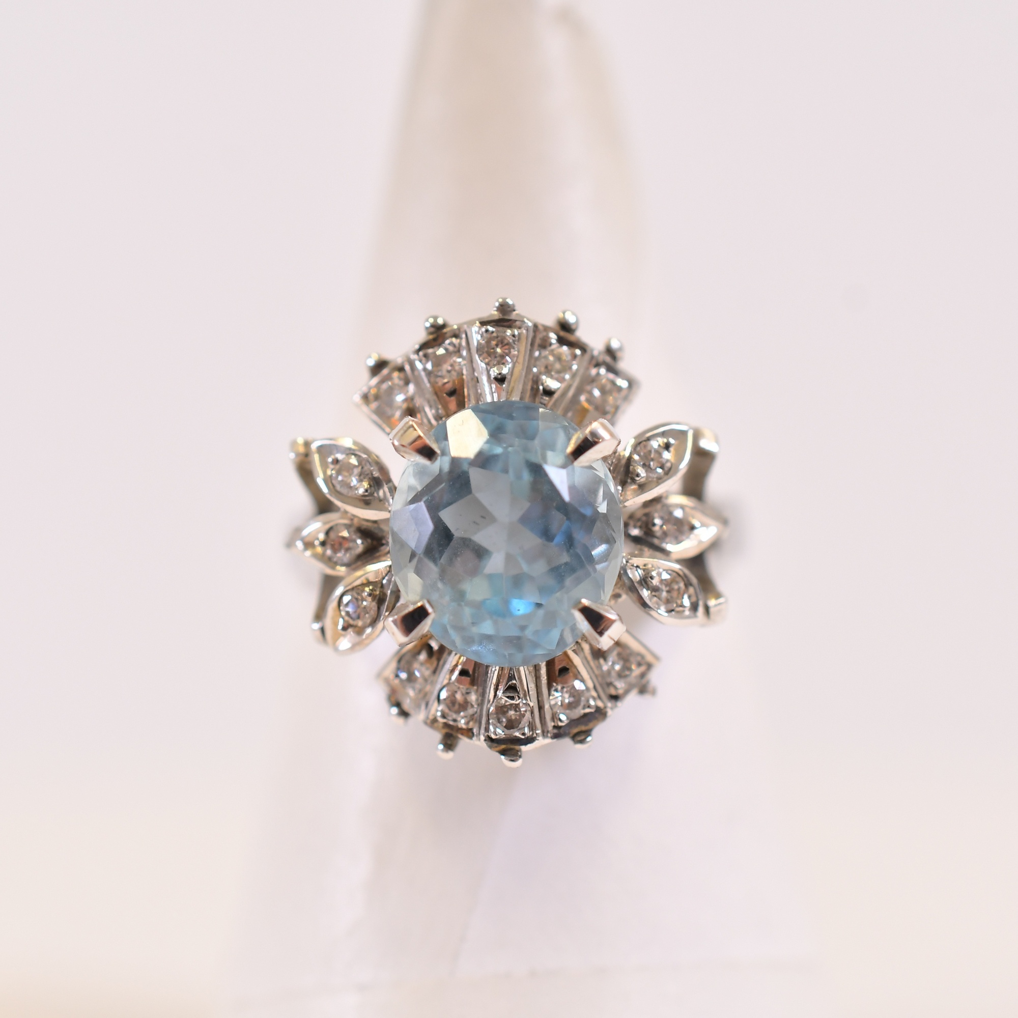 アクアマリンリング 18K 主2.69ct 脇0.2ct Bランク