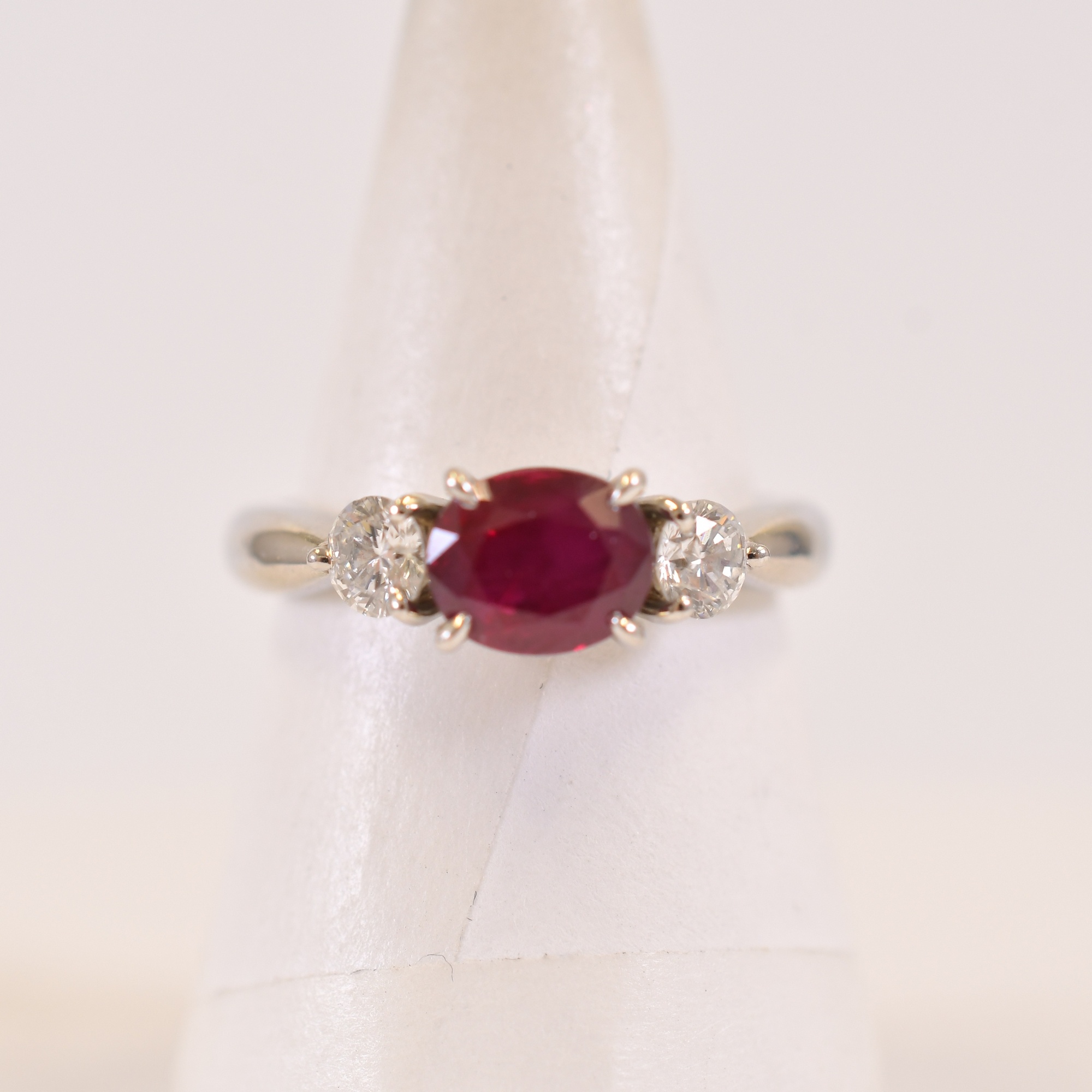 赤石ダイヤリング 主1.55ct 脇0.483ct Bランク