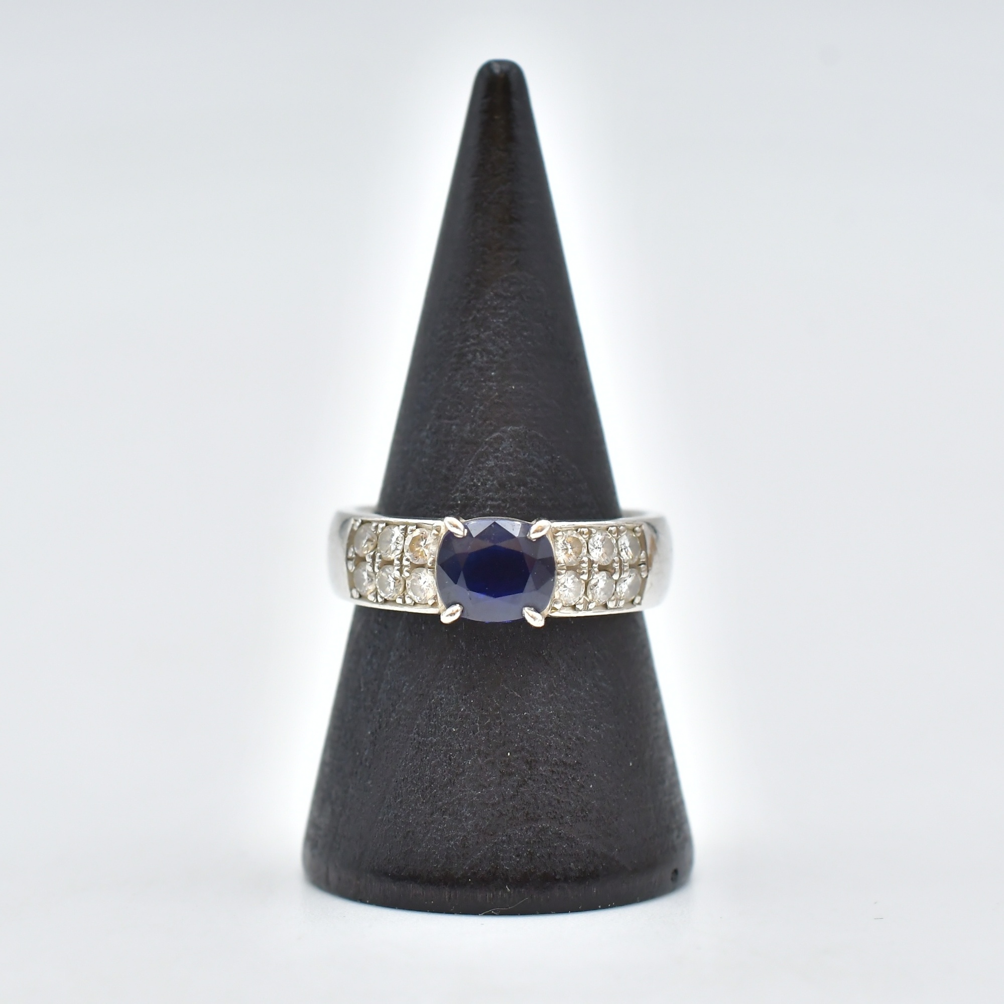 サファイヤリング Pt900 S1.28ct 脇0.42ct Bランク