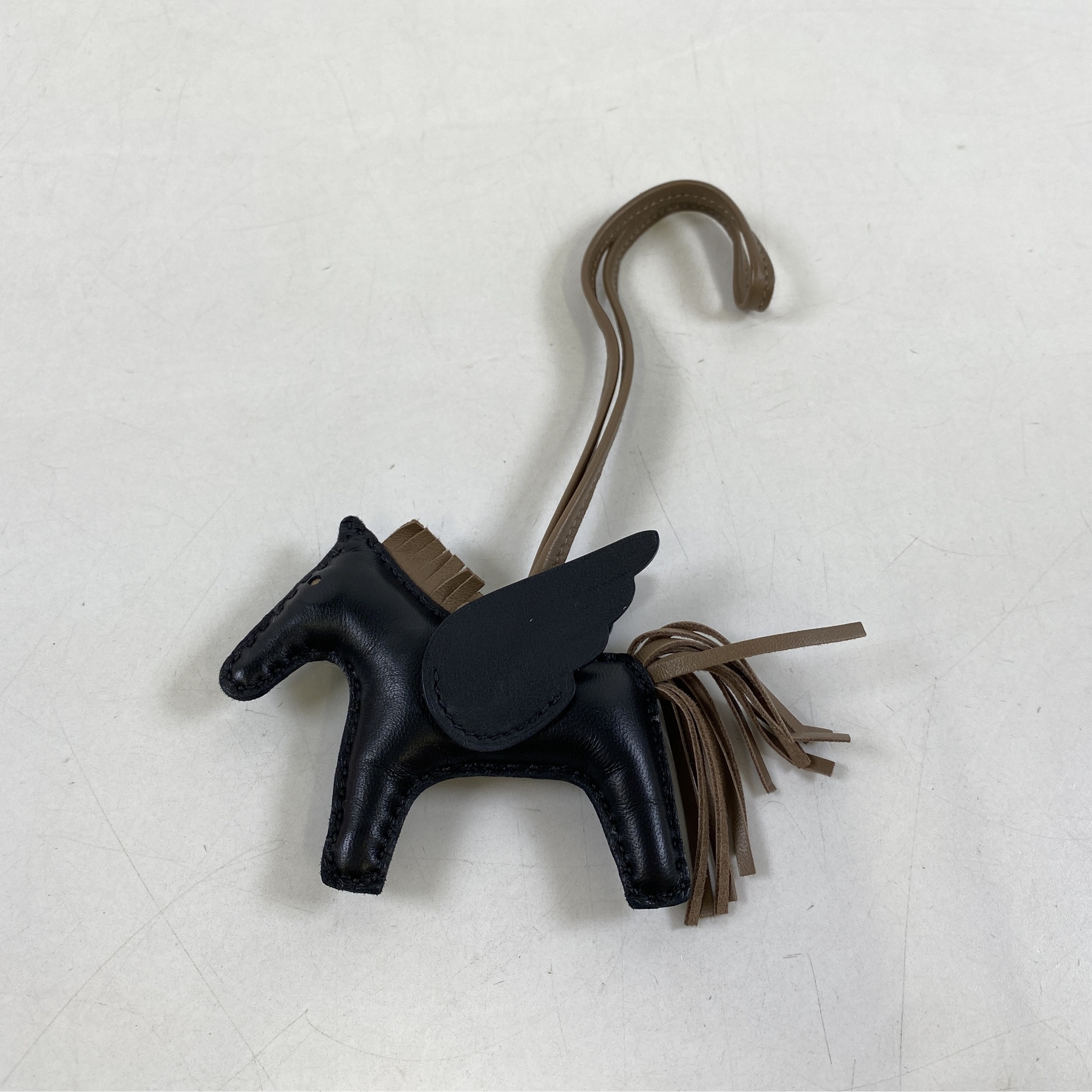 エルメス ペガサス PM チャーム 黒×エトゥープ アニョーミロ×スイフト