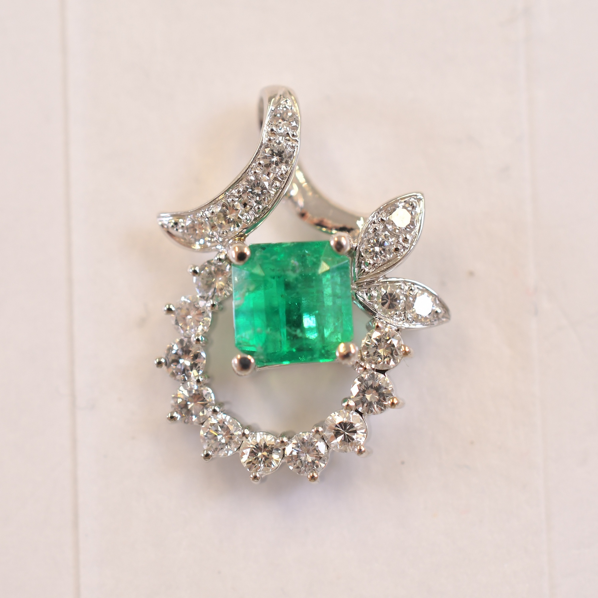 エメラルド ネックトップ Pt900 1.11ct 0.542ct Bランク