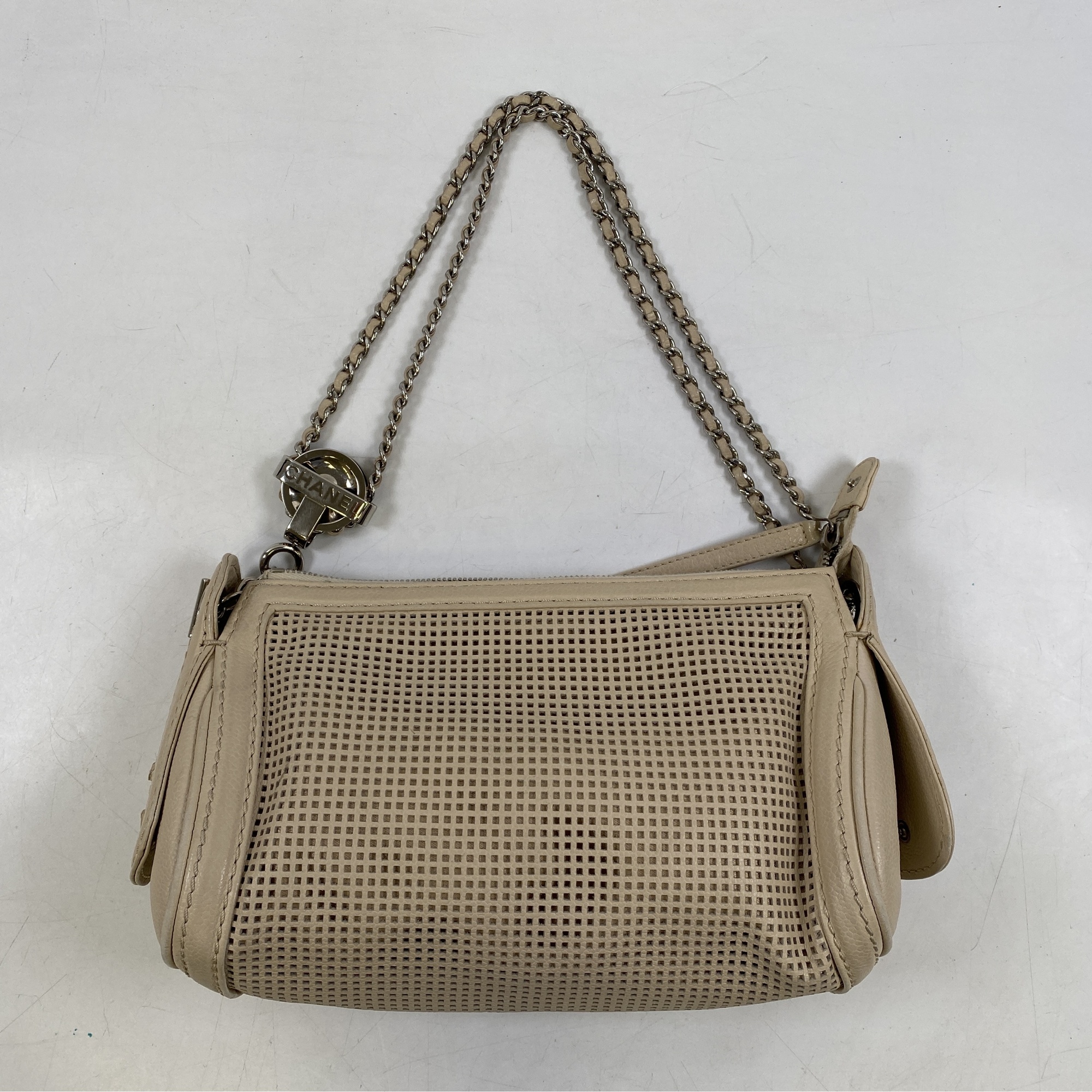 シャネル パーフォレーテッド ショルダーバッグ ベージュ SV金具 