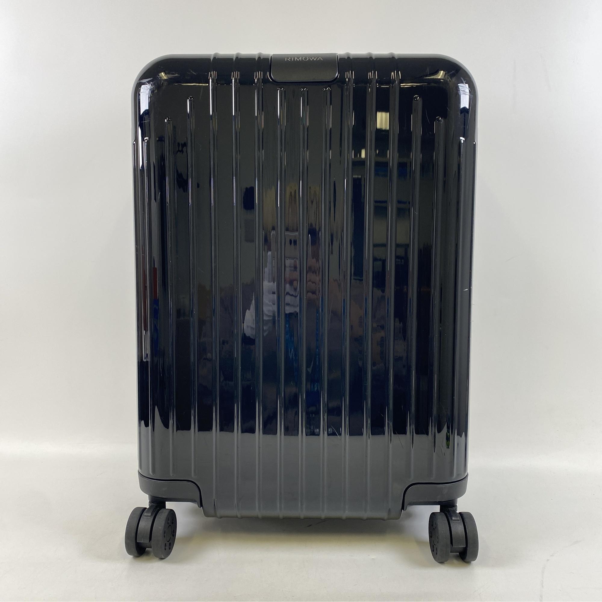 リモワ エッセンシャル ライト スーツケース 黒 37L 4輪 Bランク