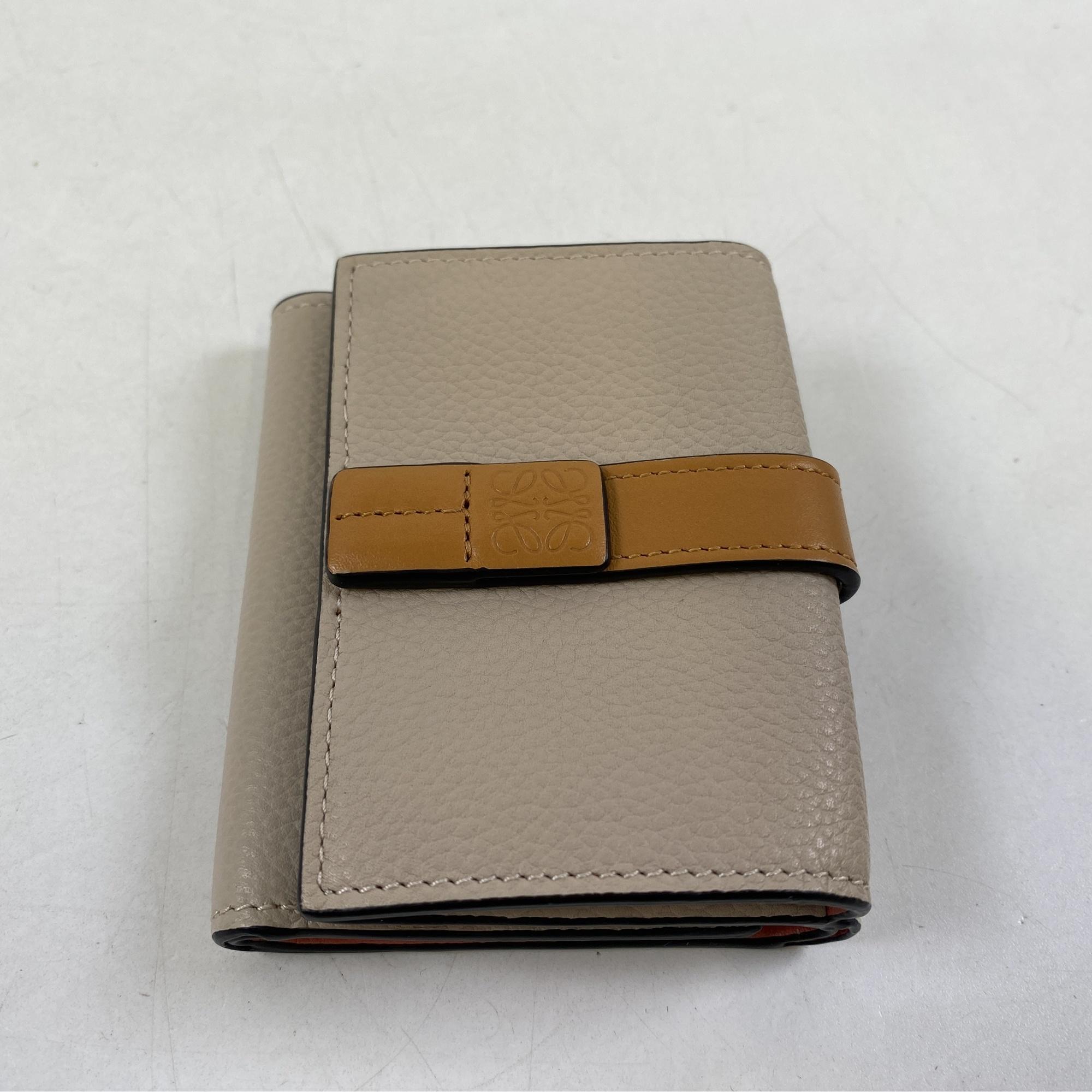 ロエベ トライフォールドウォレット 三つ折り財布 ベージュ レザー 