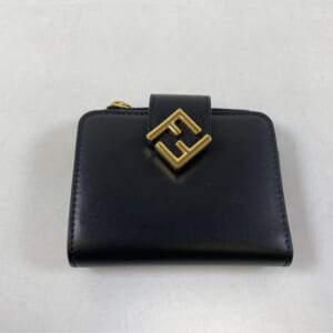 フェンディ FFダイヤモンド 二つ折り財布 黒 レザー 8M0490