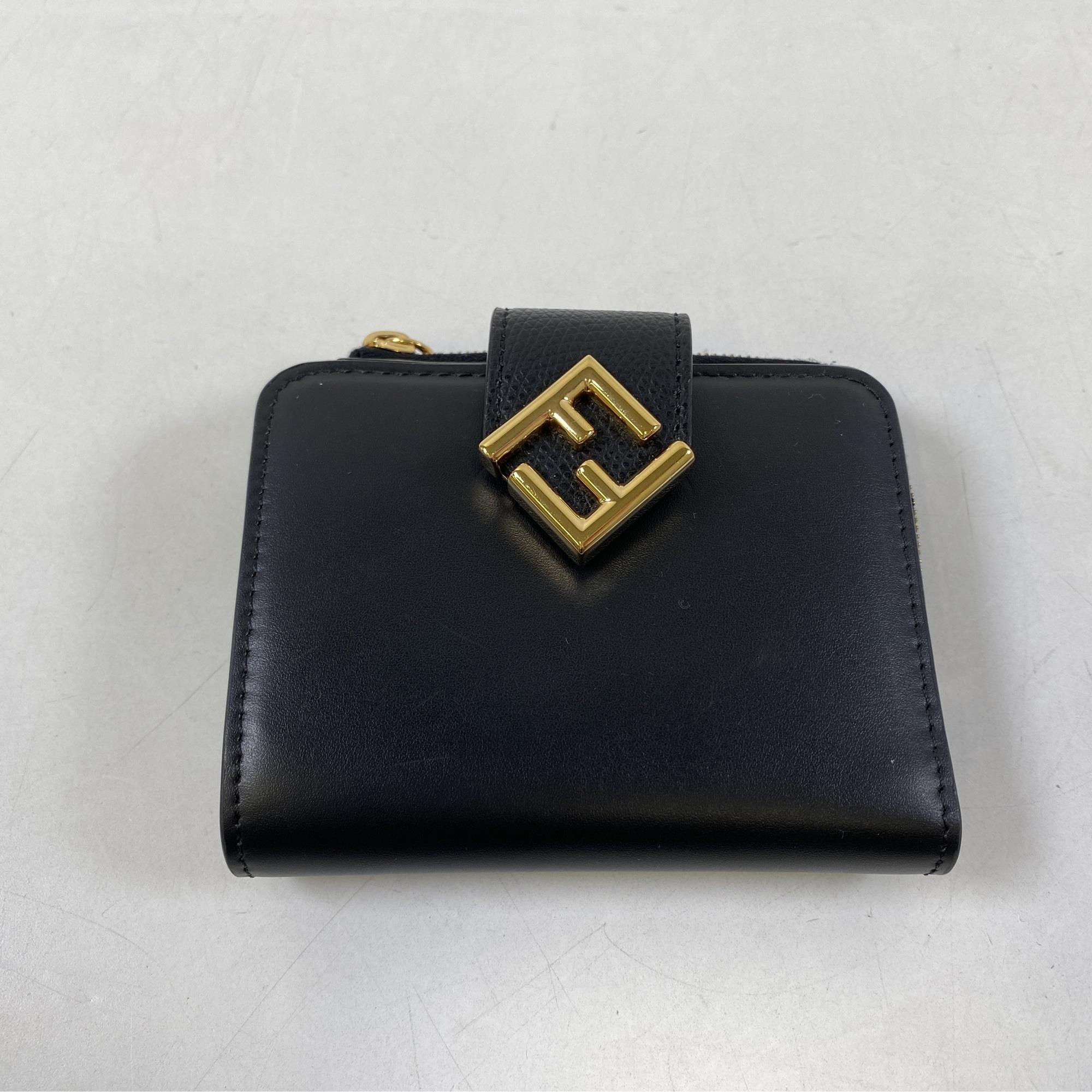 フェンディ FFダイヤモンド 二つ折り財布 黒 レザー Bランク