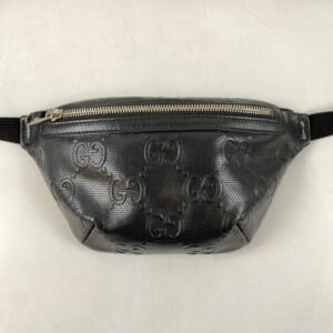 グッチ GGエンボス ボディバッグ 黒 レザー 658582