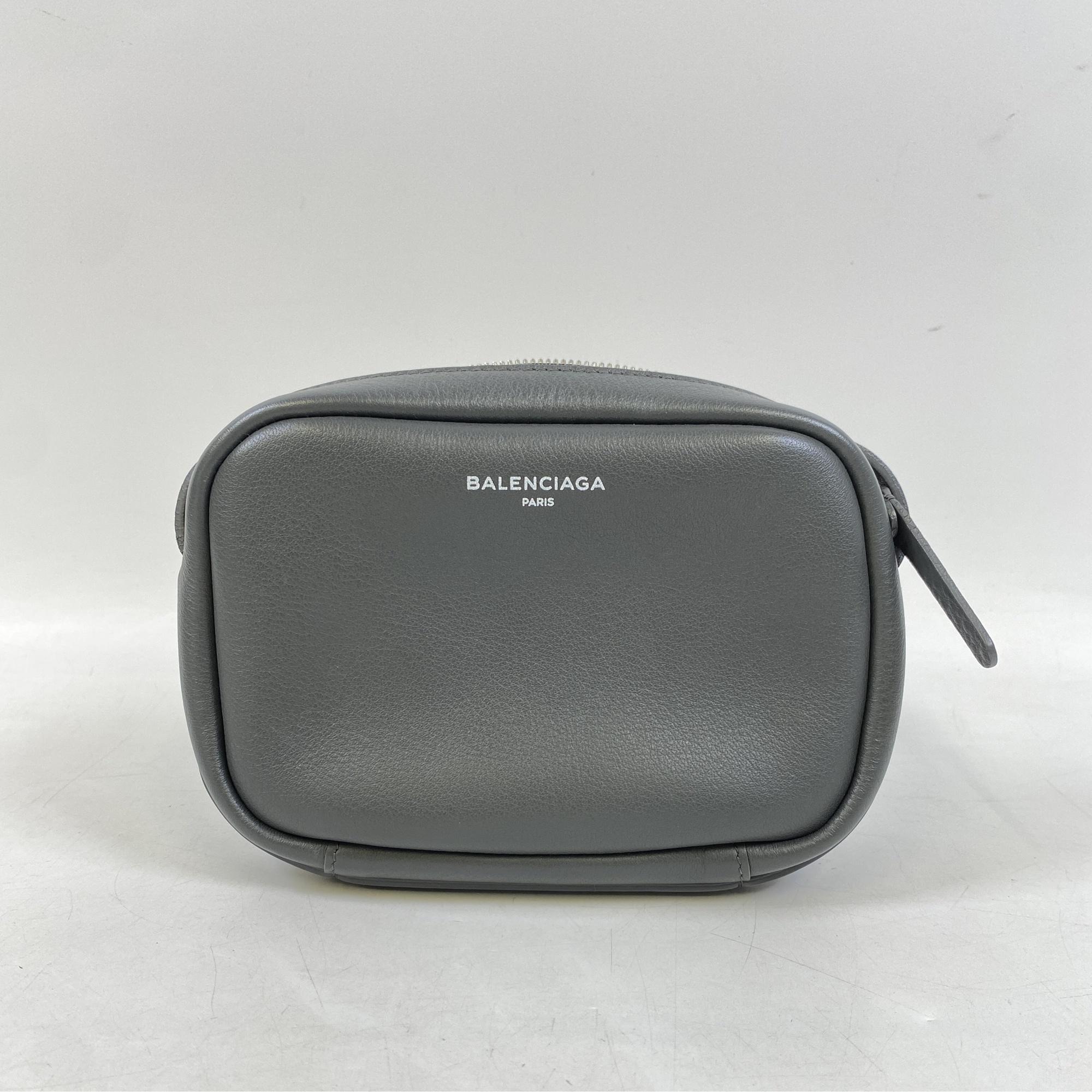 バレンシアガ カメラバッグ グレー バレンシアガ エブリデイ カメラバッグ グレー レザー 489809 買取実績