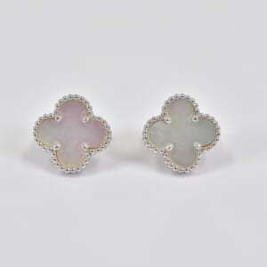 ヴァンクリーフ＆アーペル アルハンブラ ホワイトシェル ピアス 750